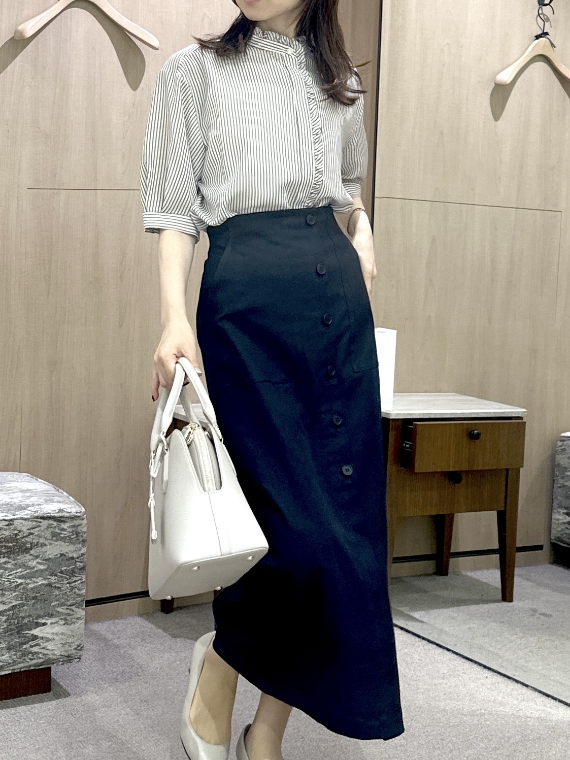 Miwaさんの「UNTITLED｜【接触冷感/通気性/洗える】スタンドカラーフリルブラウス」を使ったコーディネート