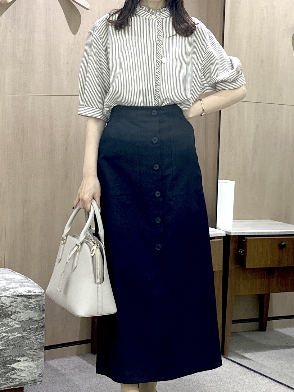 Miwaさんの「UNTITLED｜【接触冷感/通気性/洗える】スタンドカラーフリルブラウス」を使ったコーディネート