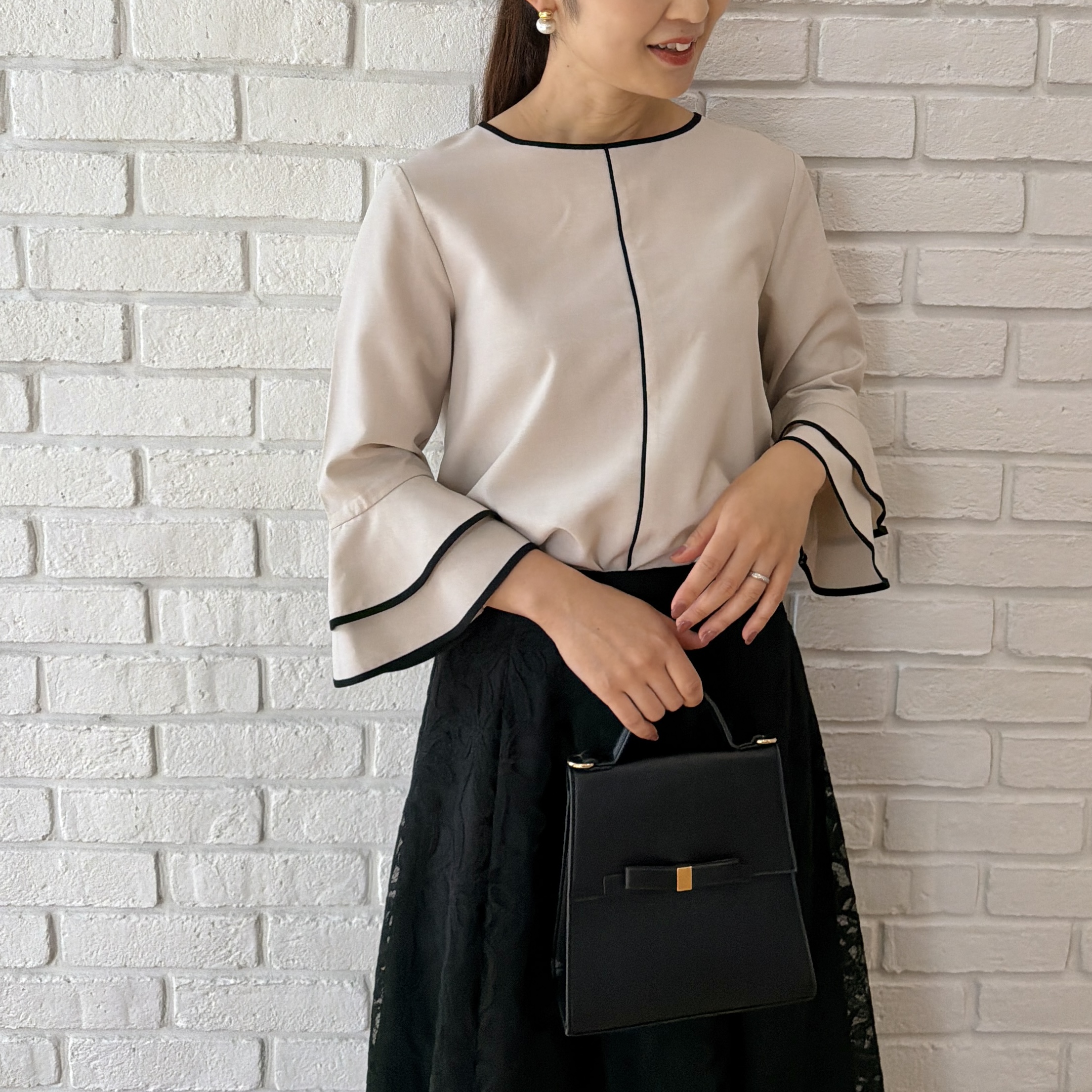makiさんの「Couture brooch｜【イージーケア・接触冷感・吸水速乾】配色ラッフルブラウス」を使ったコーディネート