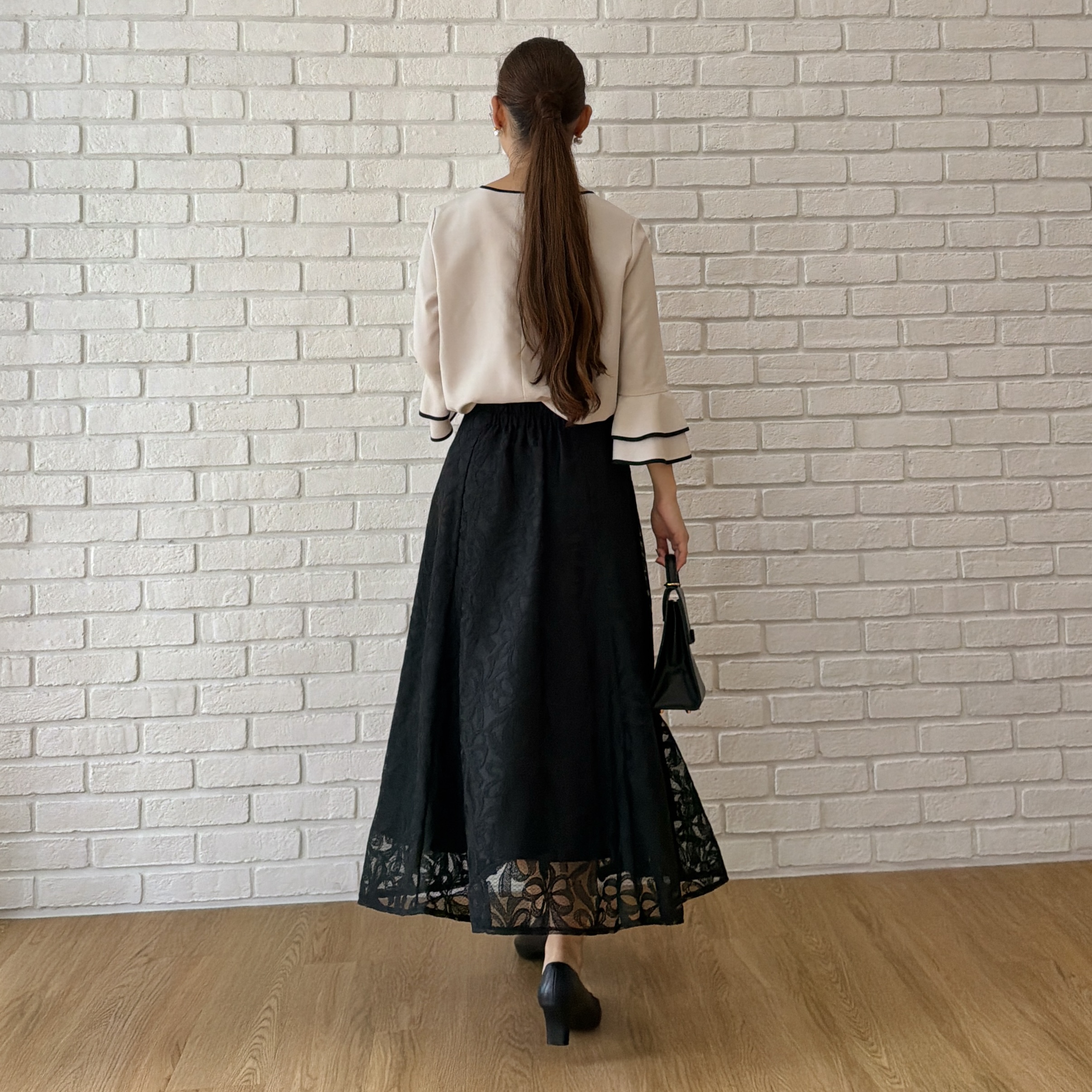 makiさんの「Couture brooch｜【イージーケア・接触冷感・吸水速乾】配色ラッフルブラウス」を使ったコーディネート