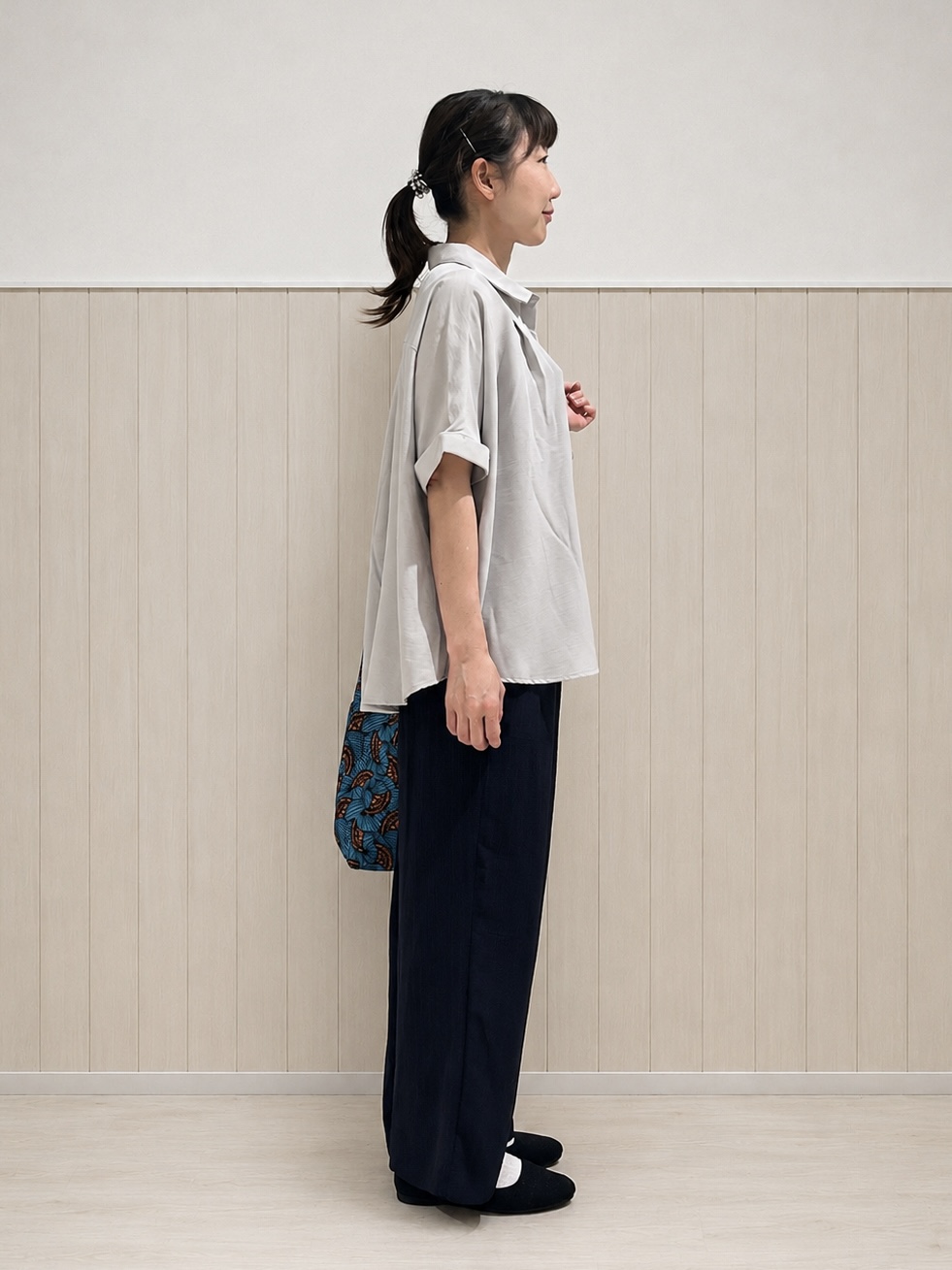 まつみさんの「SHOO･LA･RUE｜【洗濯後しわになりにくい/体型カバー】二の腕も隠せる　お袖ロールアップ半袖シャツ」を使ったコーディネート