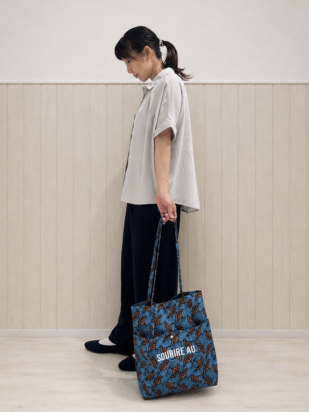 まつみさんの「SHOO･LA･RUE｜【洗濯後しわになりにくい/体型カバー】二の腕も隠せる　お袖ロールアップ半袖シャツ」を使ったコーディネート