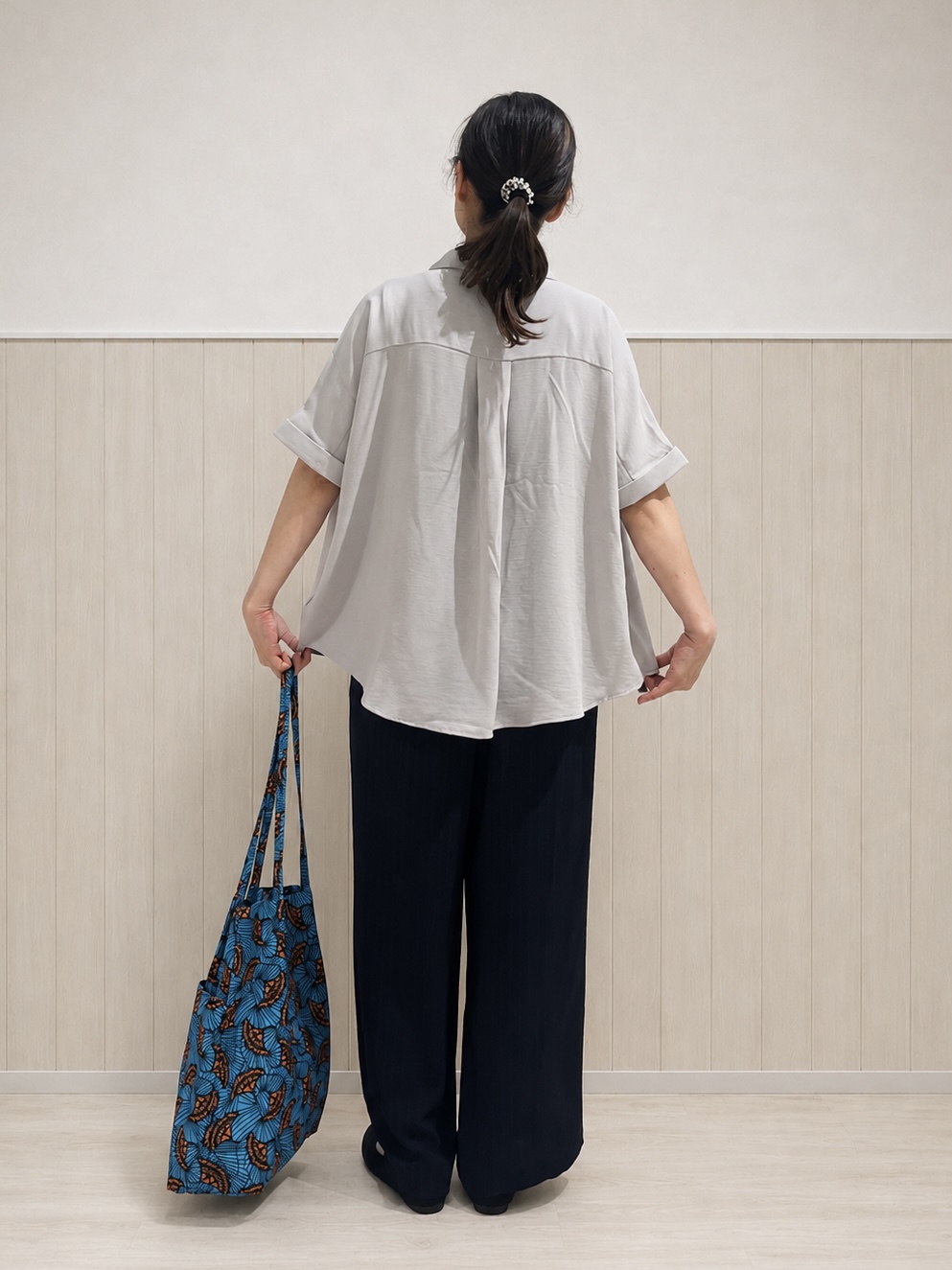まつみさんの「SHOO･LA･RUE｜【洗濯後しわになりにくい/体型カバー】二の腕も隠せる　お袖ロールアップ半袖シャツ」を使ったコーディネート