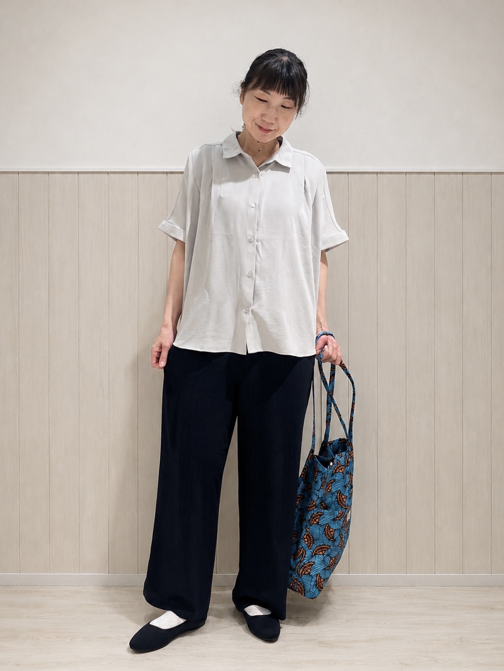 まつみさんの「SHOO･LA･RUE｜【洗濯後しわになりにくい/体型カバー】二の腕も隠せる　お袖ロールアップ半袖シャツ」を使ったコーディネート