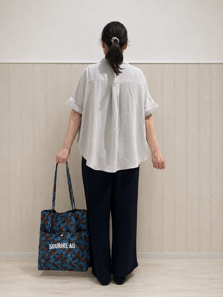 まつみさんの「SHOO･LA･RUE｜【洗濯後しわになりにくい/体型カバー】二の腕も隠せる　お袖ロールアップ半袖シャツ」を使ったコーディネート