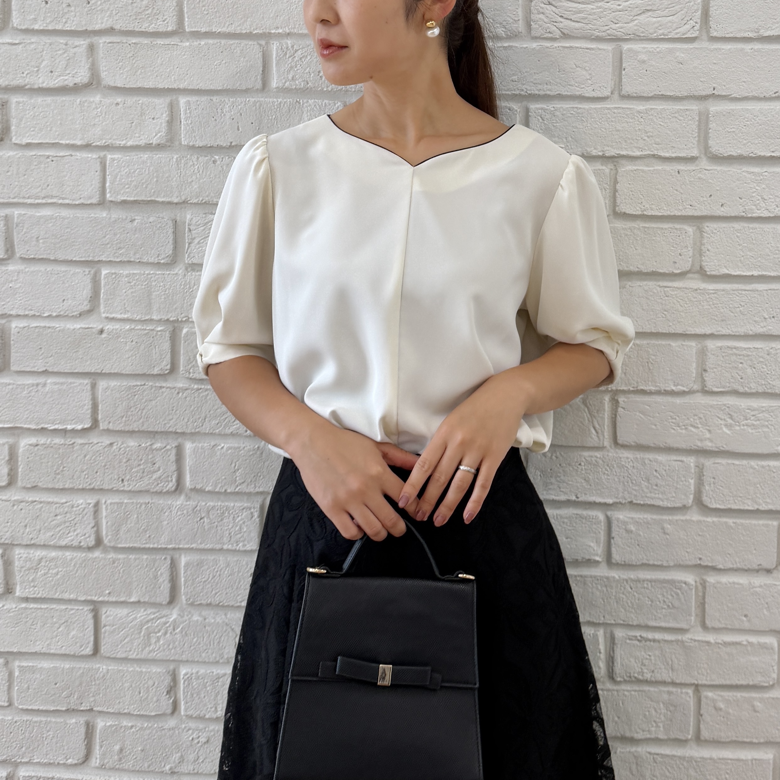 makiさんの「Couture brooch｜【洗える】袖リボンデザイン ハートネック ブラウス」を使ったコーディネート