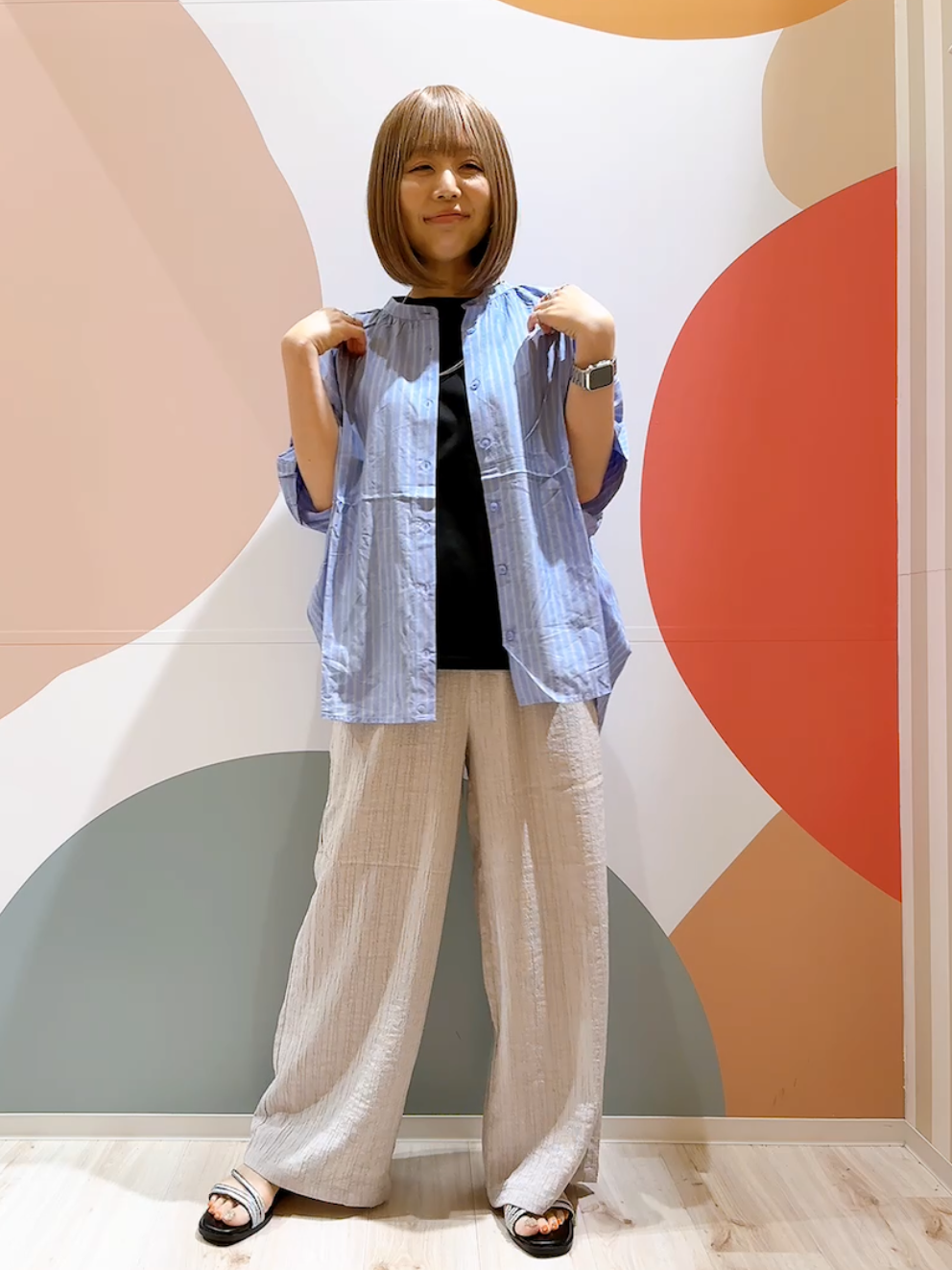 長男さんの「SHOO･LA･RUE｜【洗濯機可/体型カバー】二の腕隠れる ゆるっとドルマンバンドカラーシャツ」を使ったコーディネート