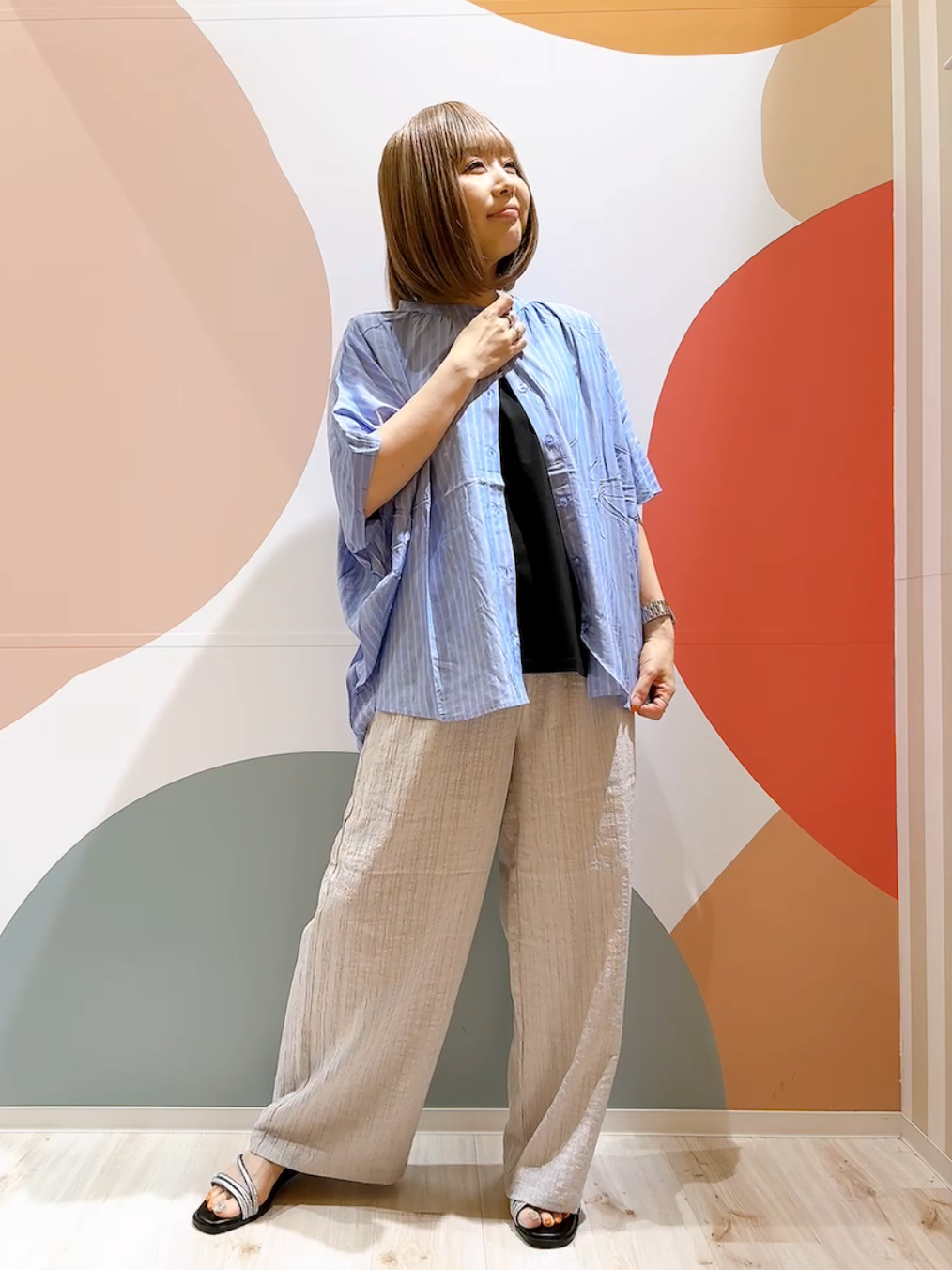 長男さんの「SHOO･LA･RUE｜【洗濯機可/体型カバー】二の腕隠れる ゆるっとドルマンバンドカラーシャツ」を使ったコーディネート