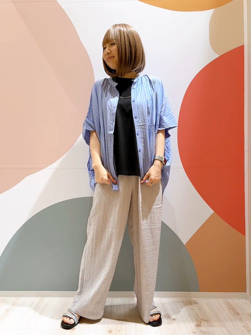 長男さんの「SHOO･LA･RUE｜【洗濯機可/体型カバー】二の腕隠れる ゆるっとドルマンバンドカラーシャツ」を使ったコーディネート