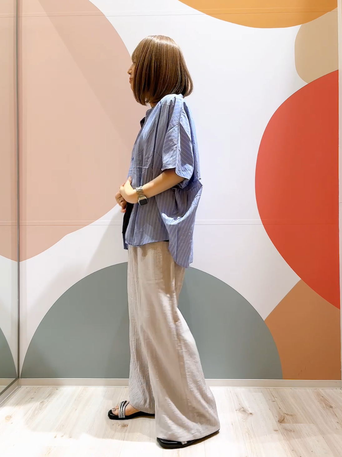 長男さんの「SHOO･LA･RUE｜【洗濯機可/体型カバー】二の腕隠れる ゆるっとドルマンバンドカラーシャツ」を使ったコーディネート