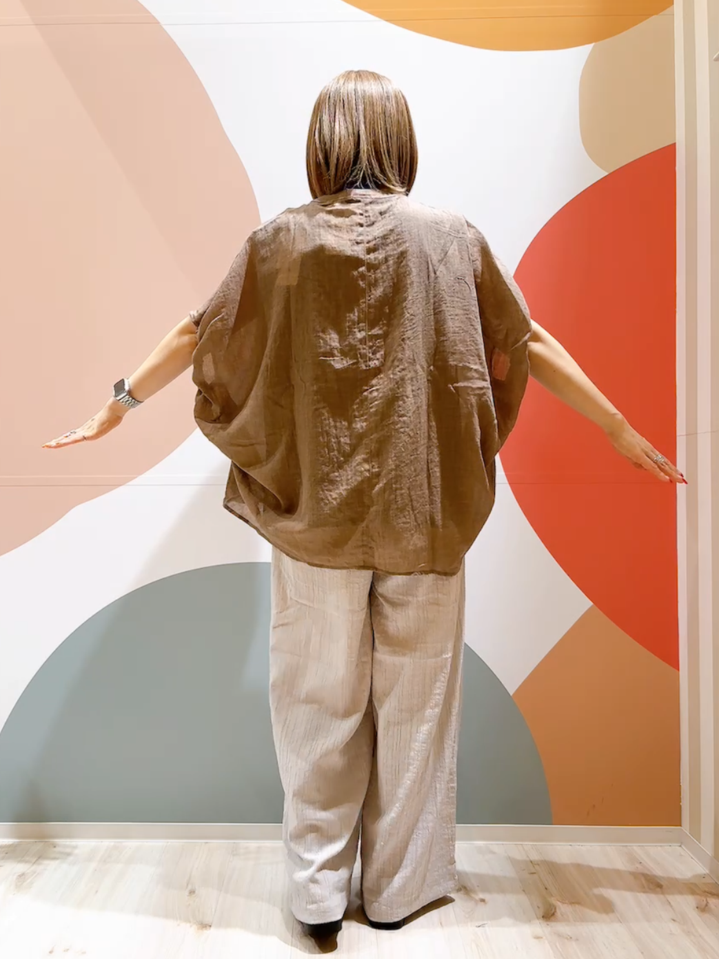 長男さんの「SHOO･LA･RUE｜【体型カバー】バルーン風ゆるシャツブラウス」を使ったコーディネート