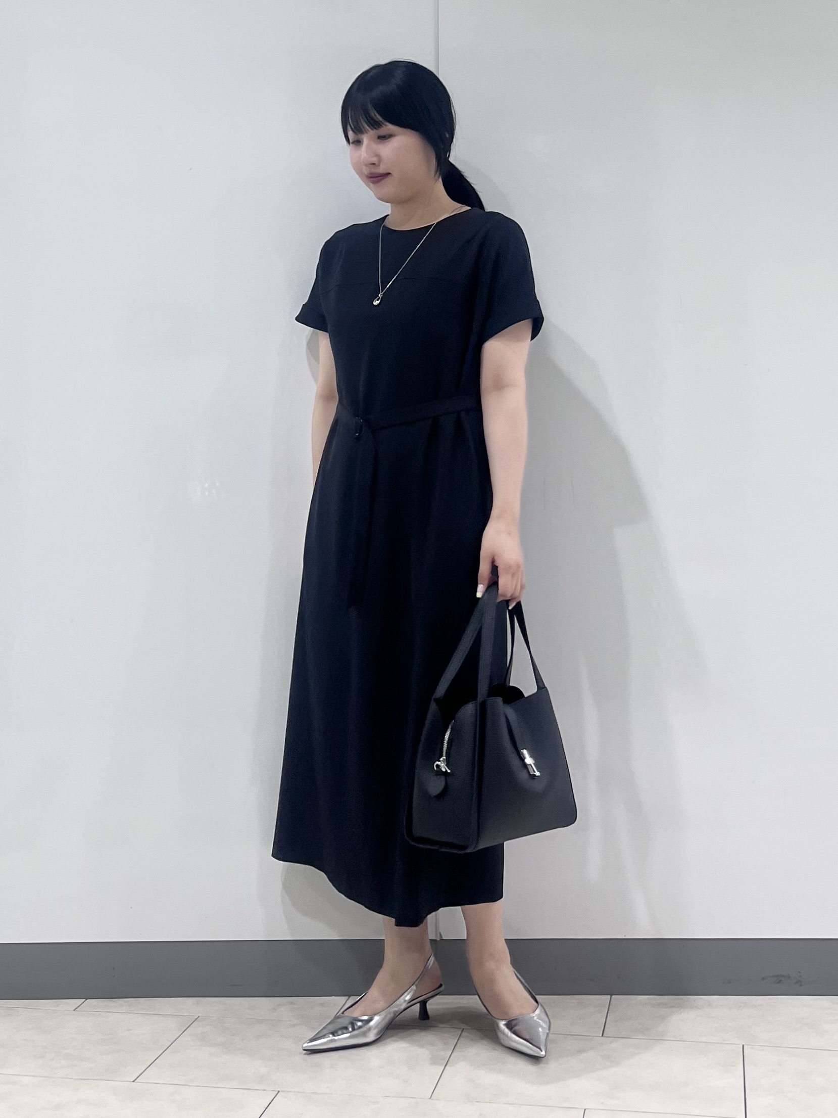 hasuさんの「INDIVI｜【華奢見え】ベルト付きナローワンピース」を使ったコーディネート