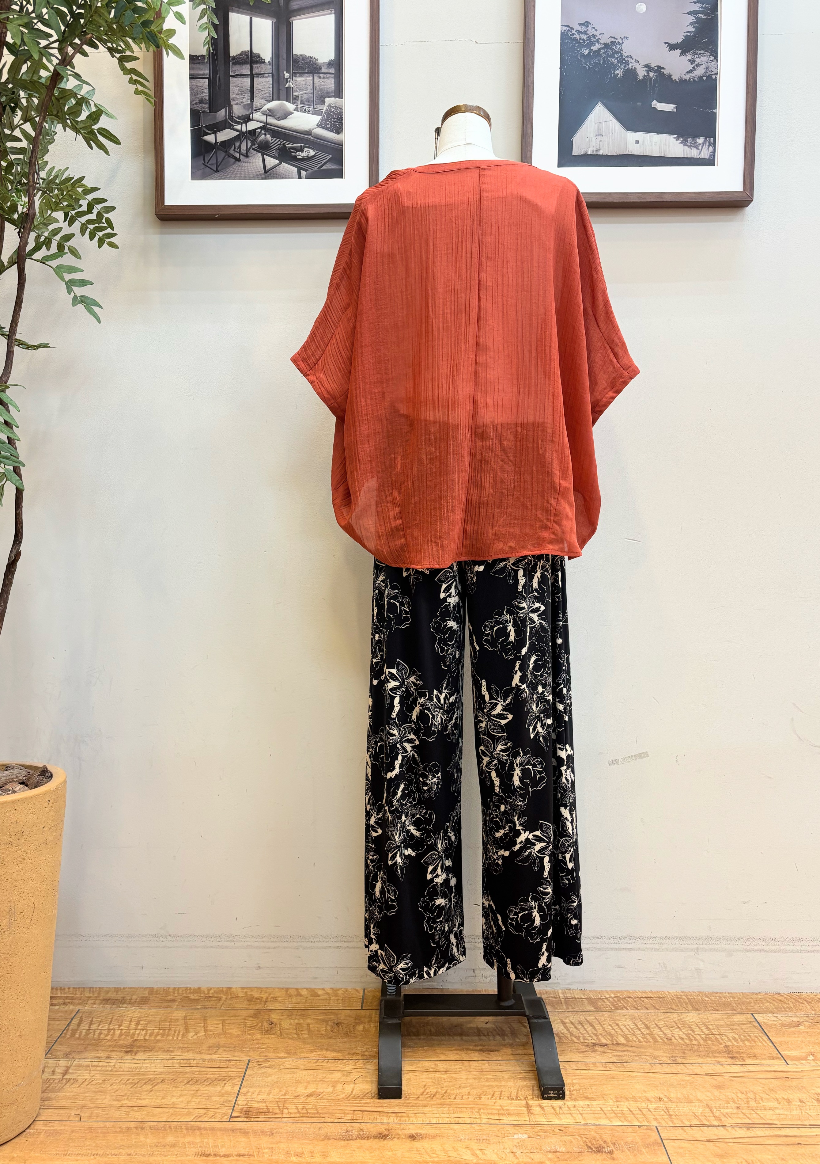 maiさんの「SHOO･LA･RUE｜【洗濯機可/選べる6色】程よいシアー感が涼し気 ゆったりワッシャードルマンブラウス」を使ったコーディネート