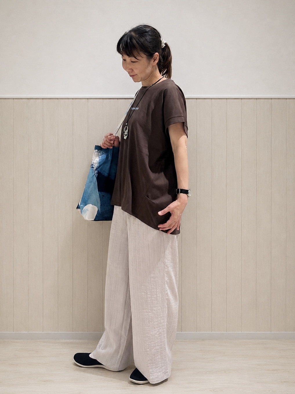 まつみさんの「SHOO･LA･RUE｜【汗じみ防止/S-LL/体型カバー/洗濯機可】汗じみが気になりにくい 大人の刺繍ロゴTシャツ」を使ったコーディネート