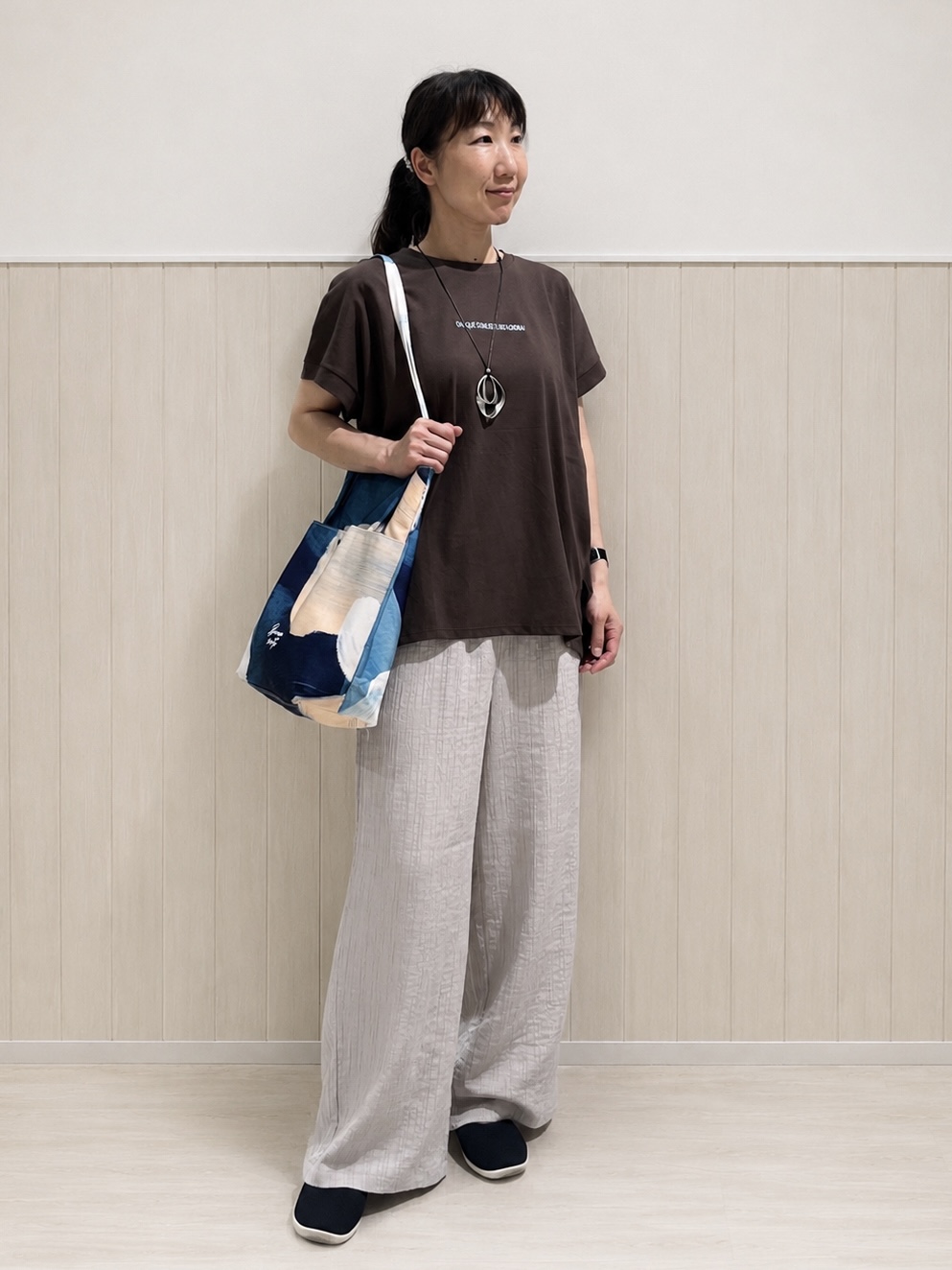 まつみさんの「SHOO･LA･RUE｜【汗じみ防止/S-LL/体型カバー/洗濯機可】汗じみが気になりにくい 大人の刺繍ロゴTシャツ」を使ったコーディネート