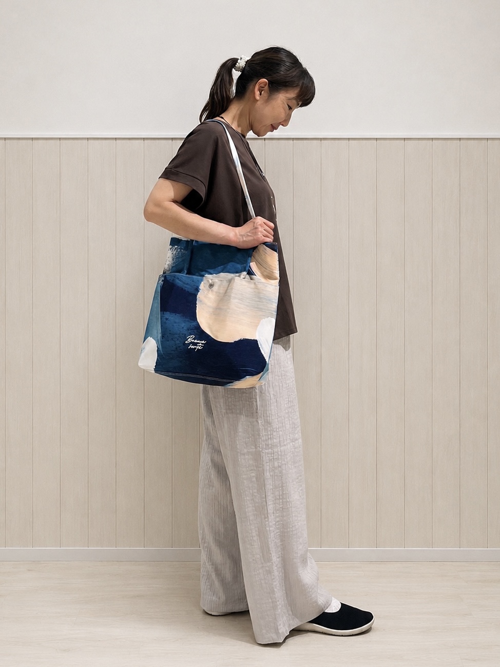 まつみさんの「SHOO･LA･RUE｜【汗じみ防止/S-LL/体型カバー/洗濯機可】汗じみが気になりにくい 大人の刺繍ロゴTシャツ」を使ったコーディネート