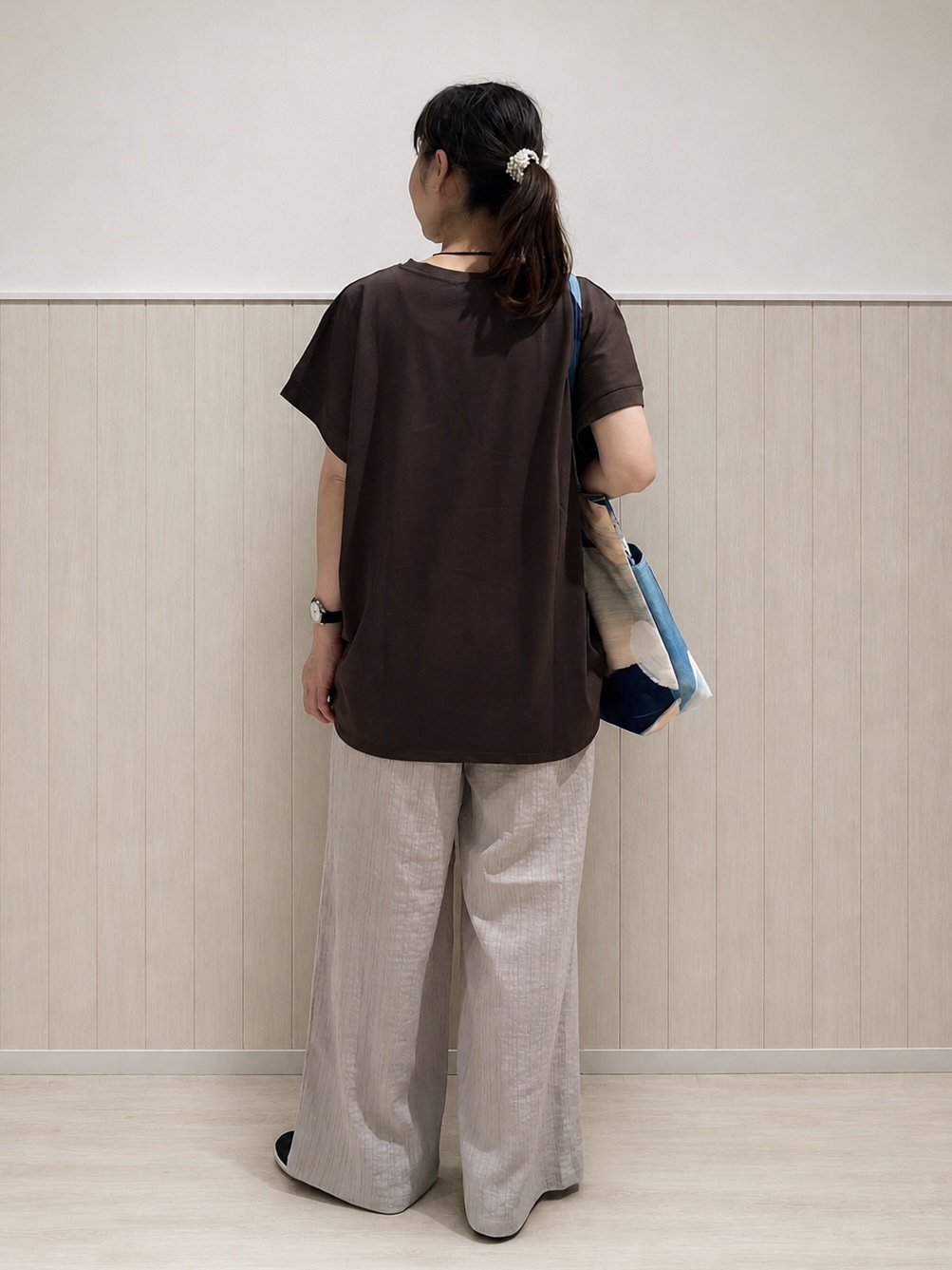 まつみさんの「SHOO･LA･RUE｜【汗じみ防止/S-LL/体型カバー/洗濯機可】汗じみが気になりにくい 大人の刺繍ロゴTシャツ」を使ったコーディネート