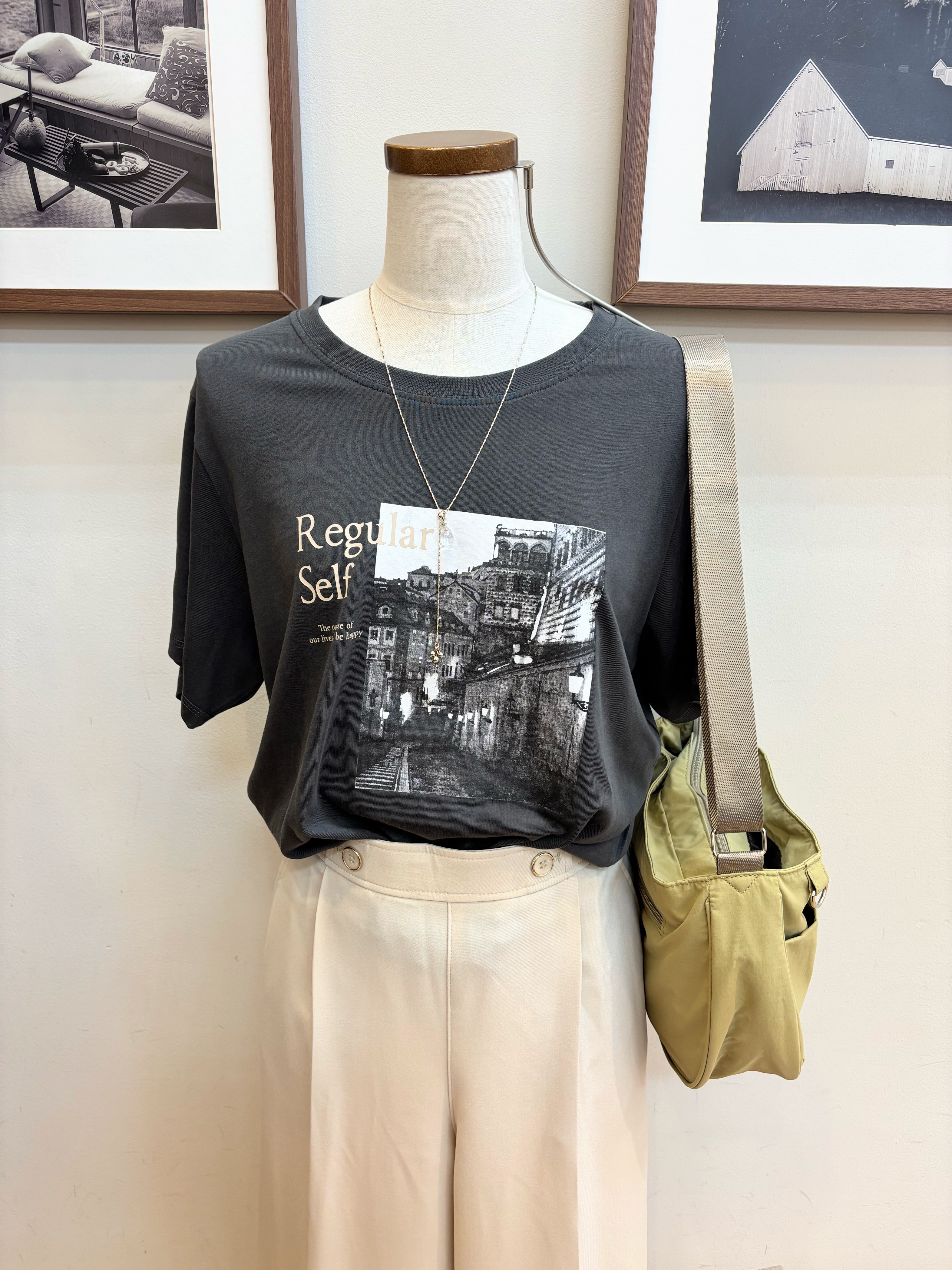maiさんの「SHOO･LA･RUE｜【S-LL/洗濯機可】大人のベーシックカラープリントTシャツ」を使ったコーディネート