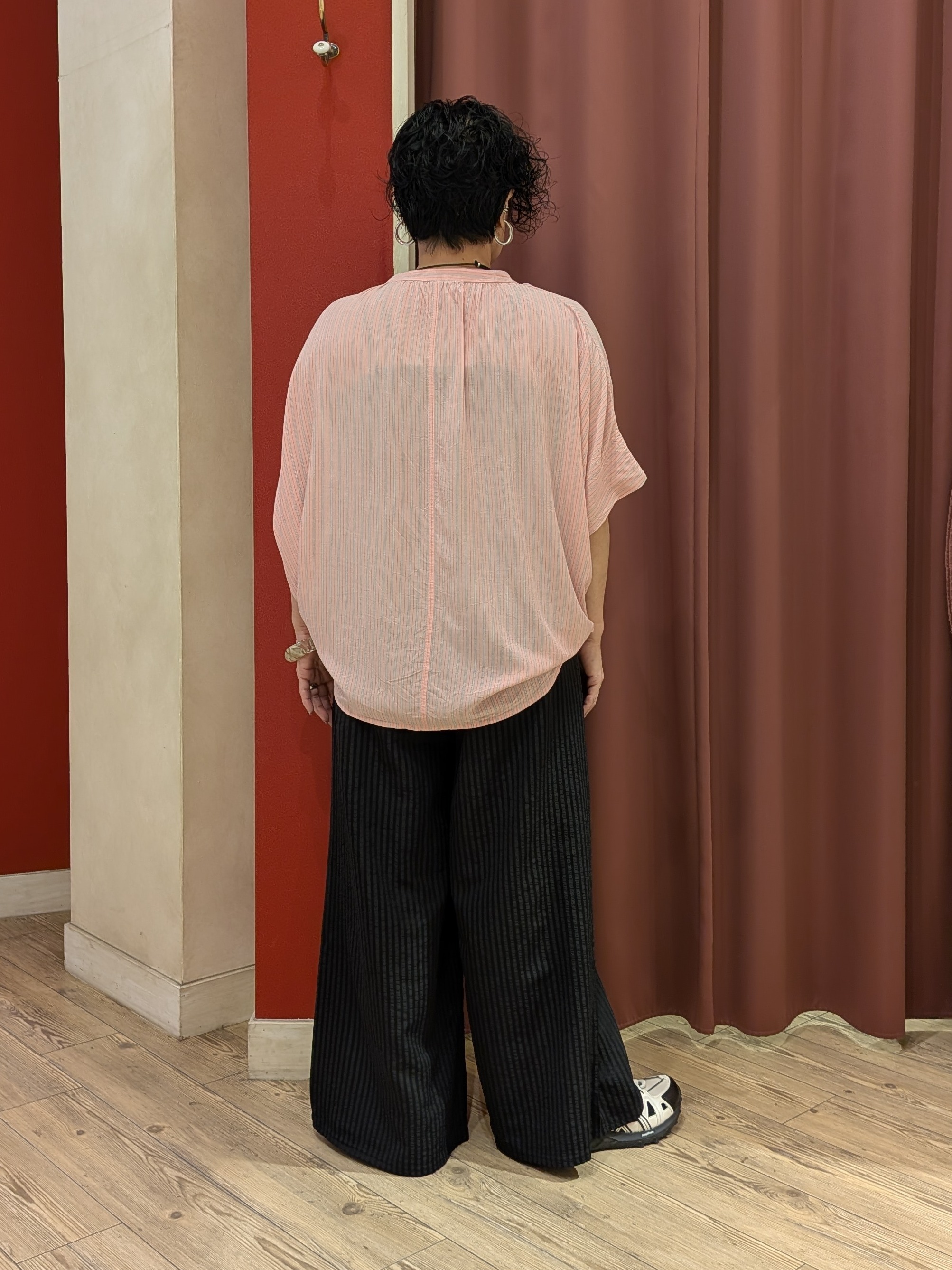 cameさんの「SHOO･LA･RUE｜【ひんやり/洗濯機可/体型カバー】二の腕隠れる ゆるっとドルマンバンドカラーシャツ」を使ったコーディネート