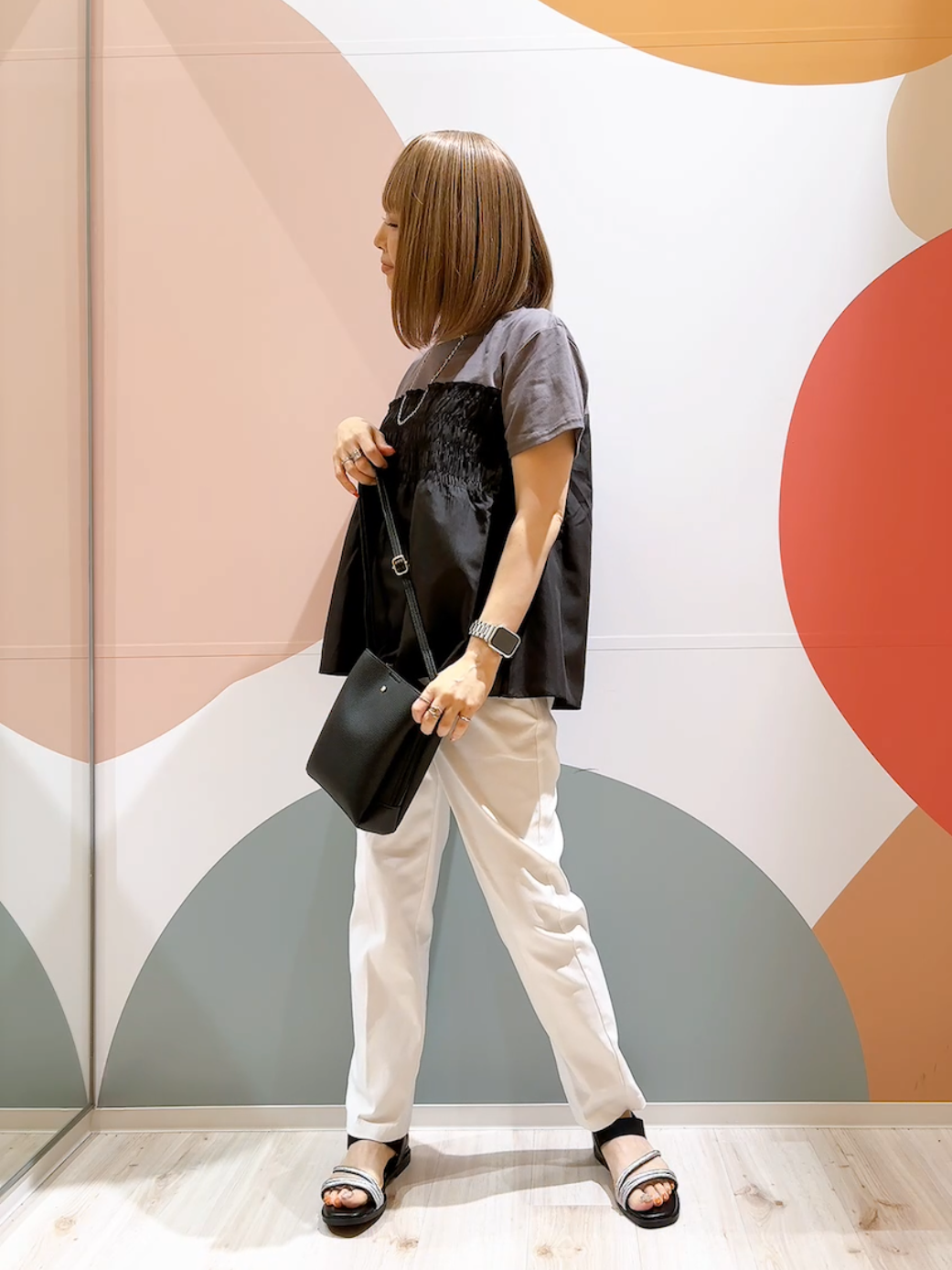 長男さんの「SHOO･LA･RUE｜【S-LL/洗濯機可/体型カバー】インせずサマ見え ビスチェ風異素材ドッキングTシャツ」を使ったコーディネート