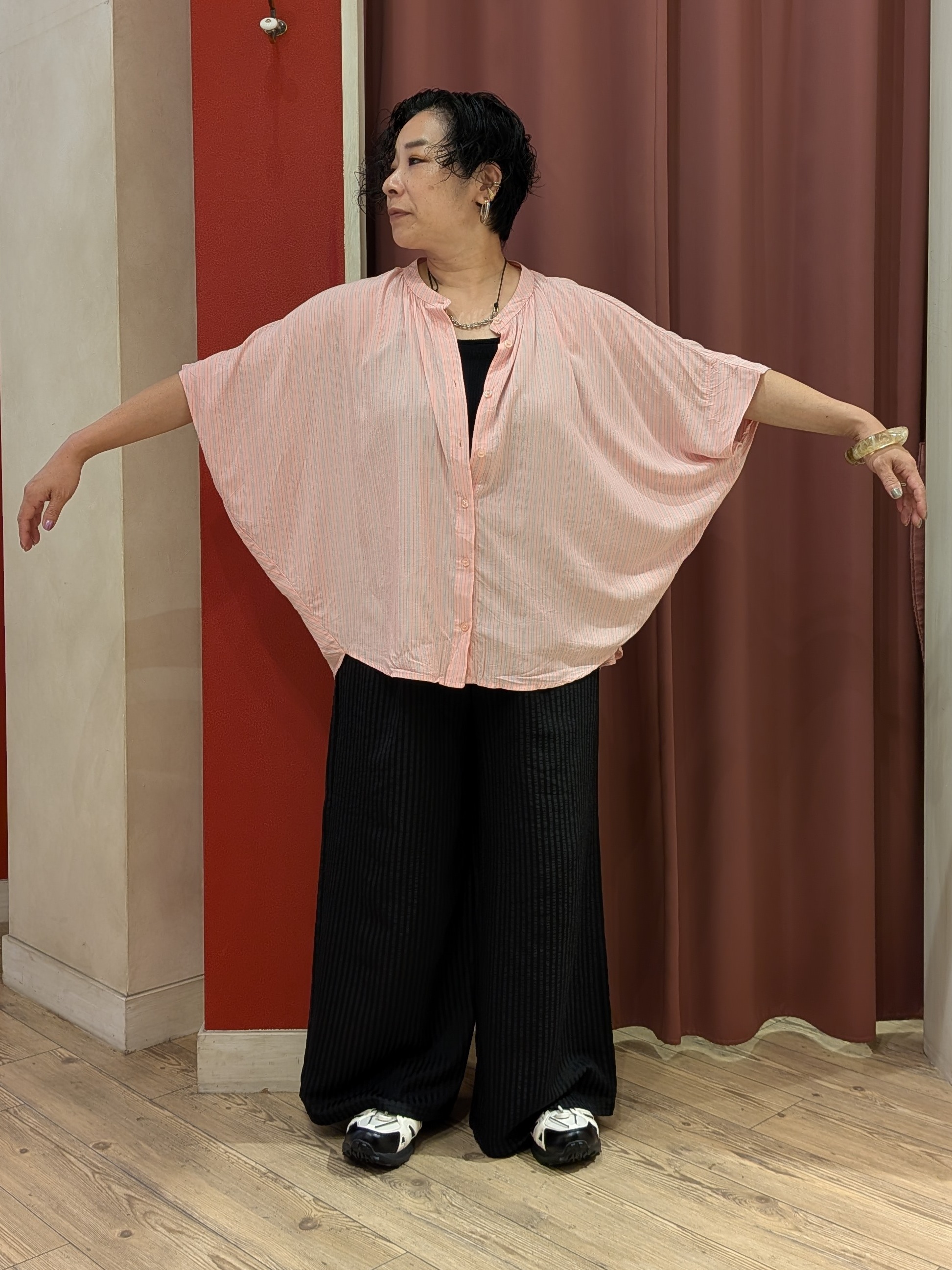 cameさんの「SHOO･LA･RUE｜【ひんやり/洗濯機可/体型カバー】二の腕隠れる ゆるっとドルマンバンドカラーシャツ」を使ったコーディネート