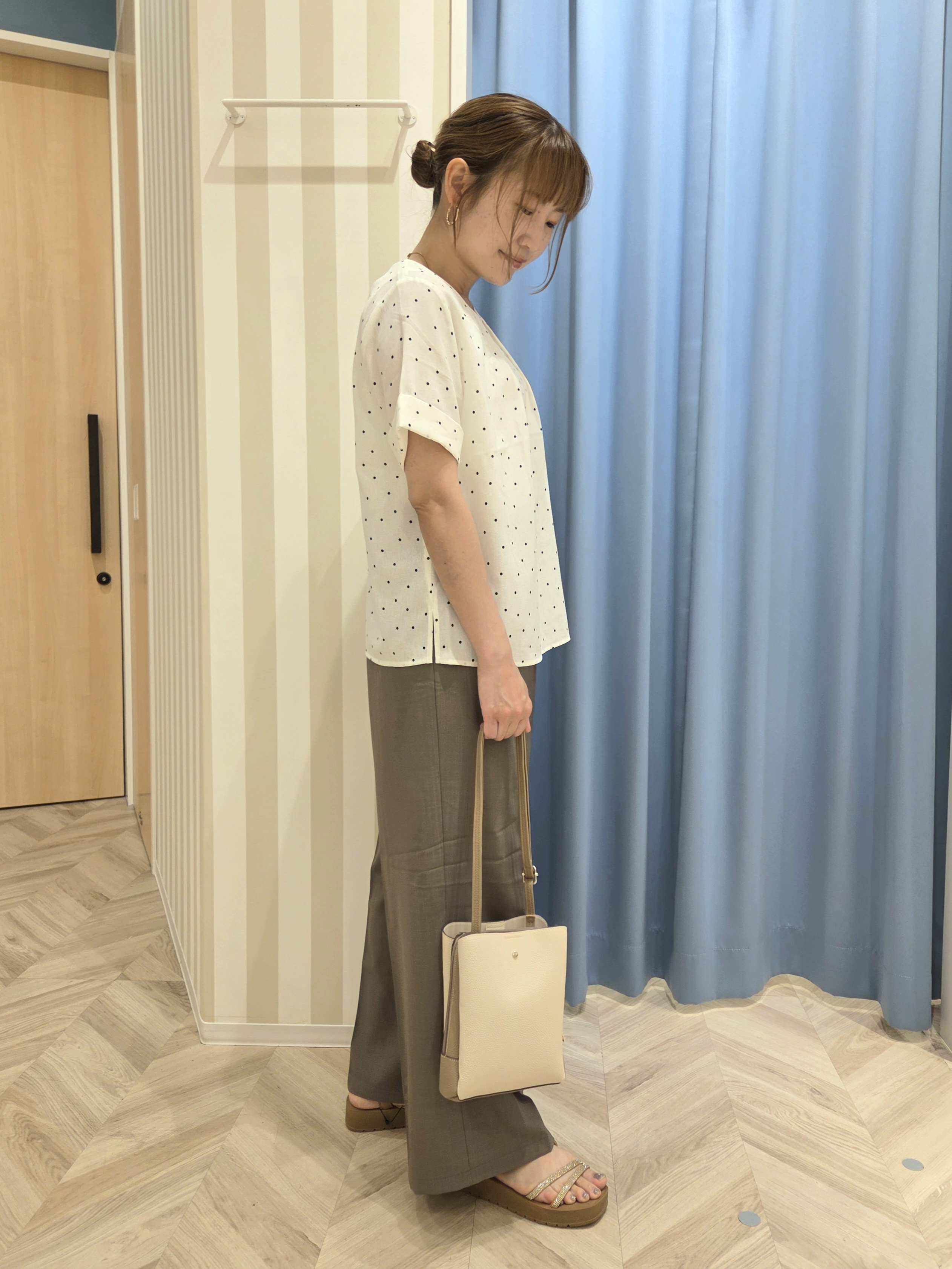 Ikumiさんの「SHOO･LA･RUE｜【通勤/S-LL/洗濯機可】ゴールドパーツがアクセント アクセサリーいらずのドット柄ブラウス」を使ったコーディネート