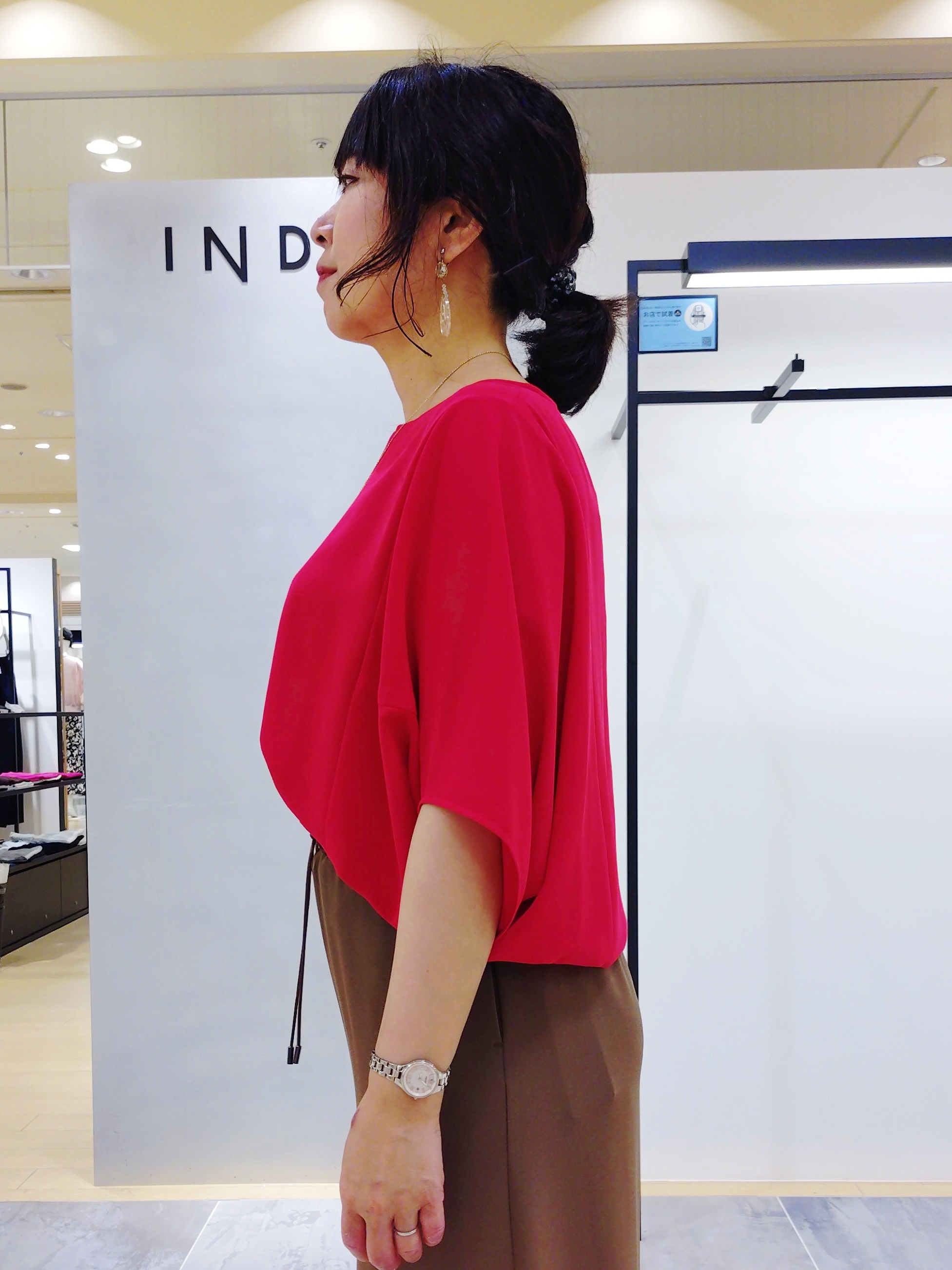 TOMOMIさんの「INDIVI｜【洗える／UVケア】ジョーゼットドルマンブラウス」を使ったコーディネート