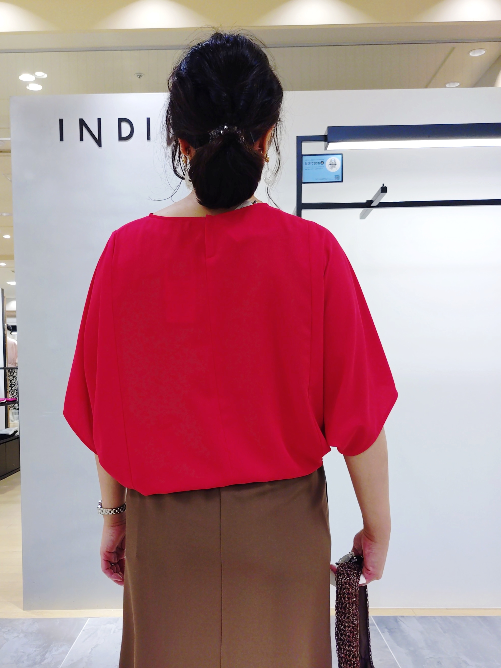 TOMOMIさんの「INDIVI｜【洗える／UVケア】ジョーゼットドルマンブラウス」を使ったコーディネート