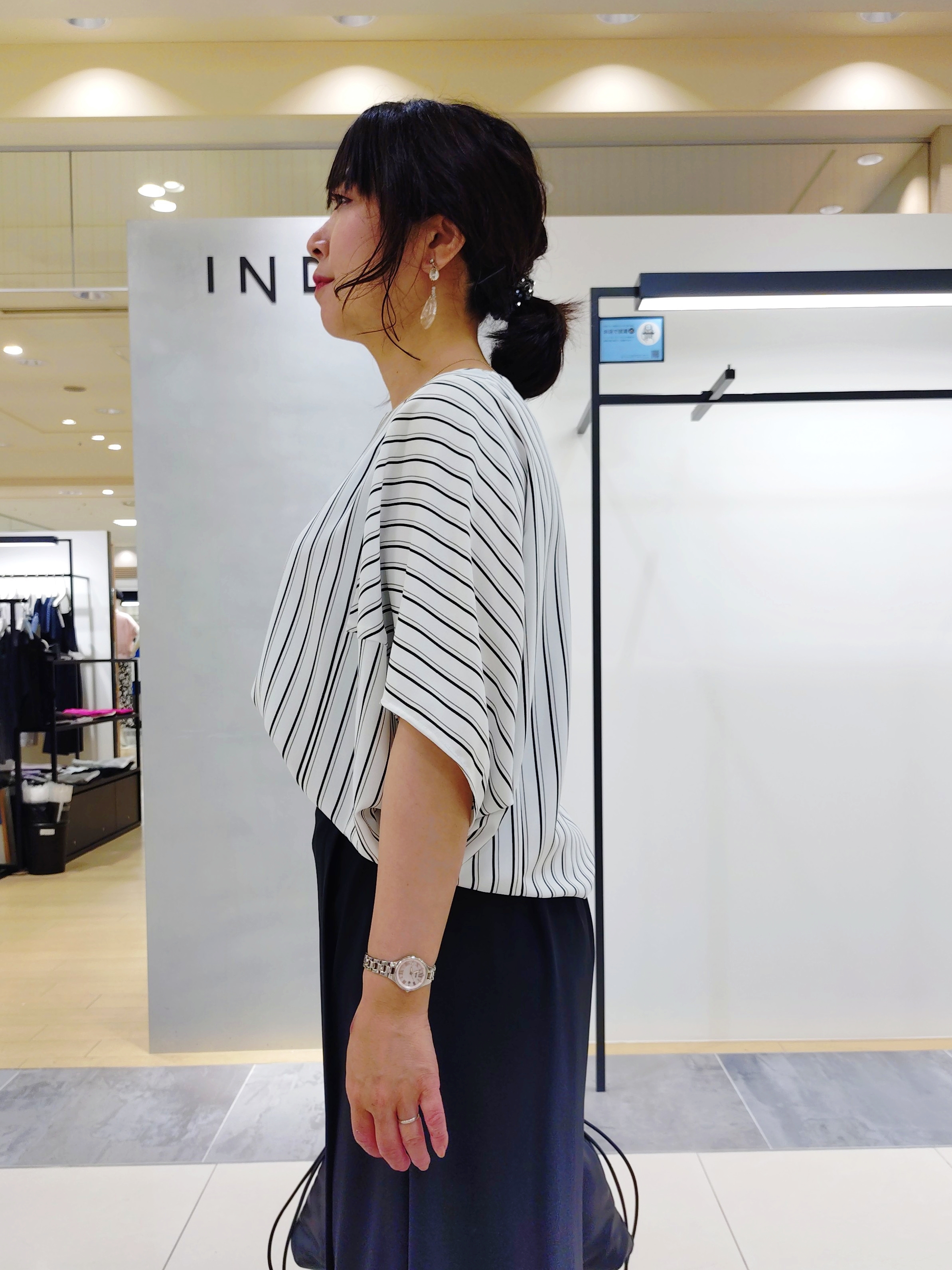 TOMOMIさんの「INDIVI｜【高ストレッチ／撥水／接触冷感】リラックス ナロースカート」を使ったコーディネート
