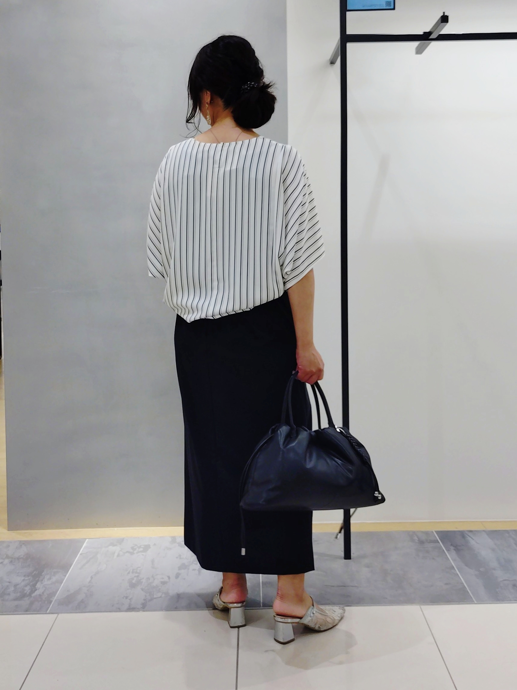 TOMOMIさんの「INDIVI｜【高ストレッチ／撥水／接触冷感】リラックス ナロースカート」を使ったコーディネート