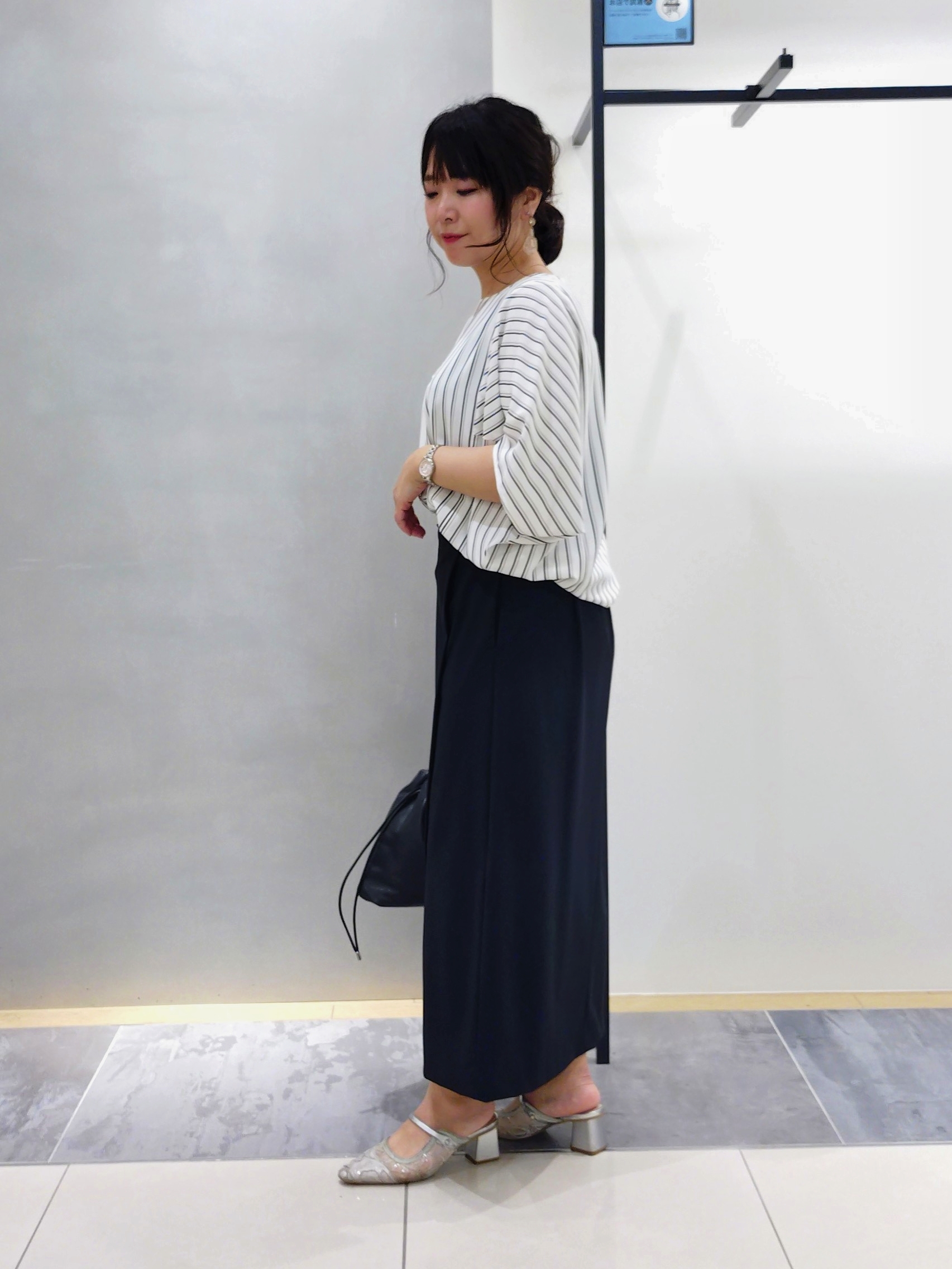 TOMOMIさんの「INDIVI｜【高ストレッチ／撥水／接触冷感】リラックス ナロースカート」を使ったコーディネート