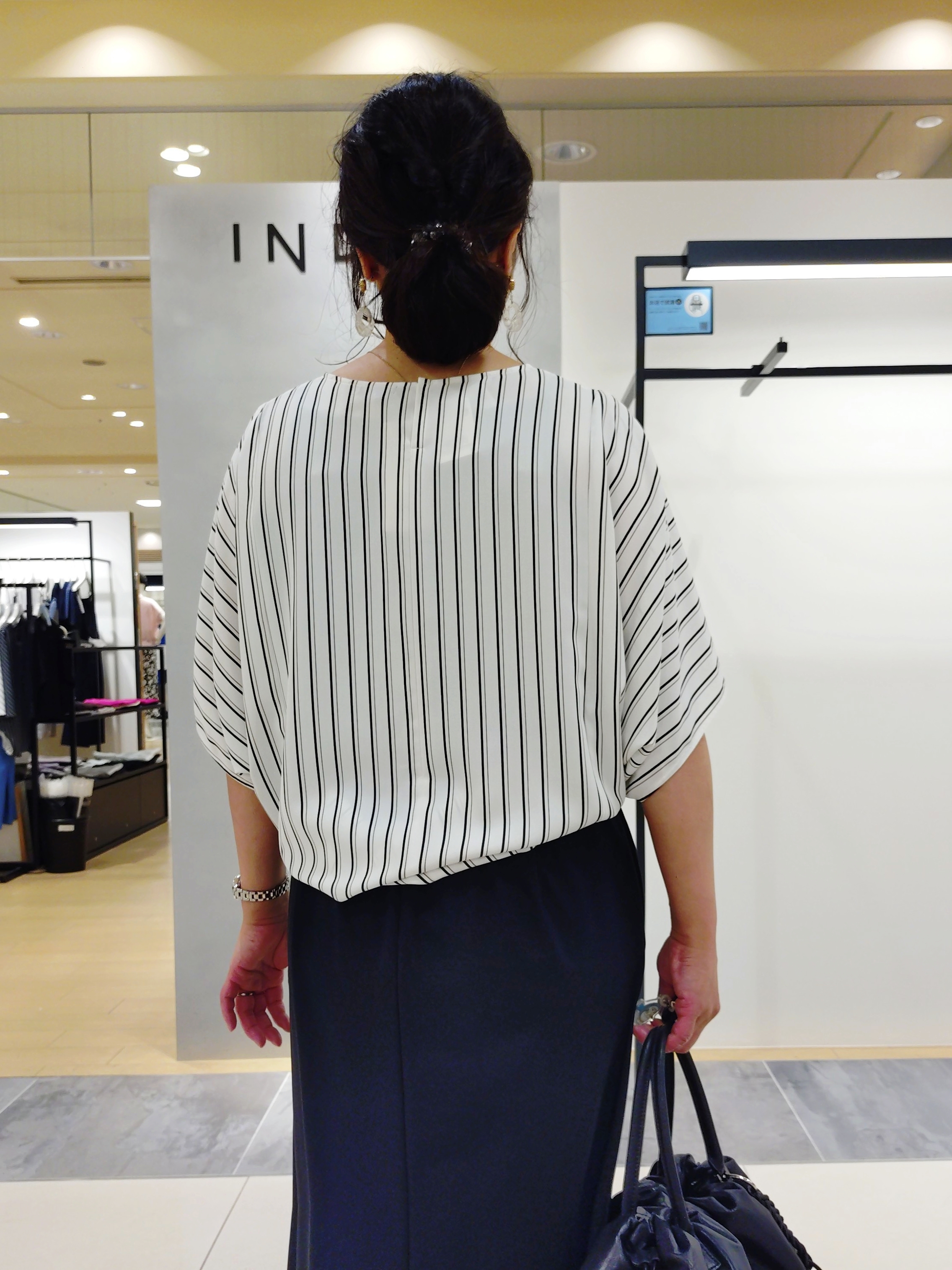 TOMOMIさんの「INDIVI｜【高ストレッチ／撥水／接触冷感】リラックス ナロースカート」を使ったコーディネート