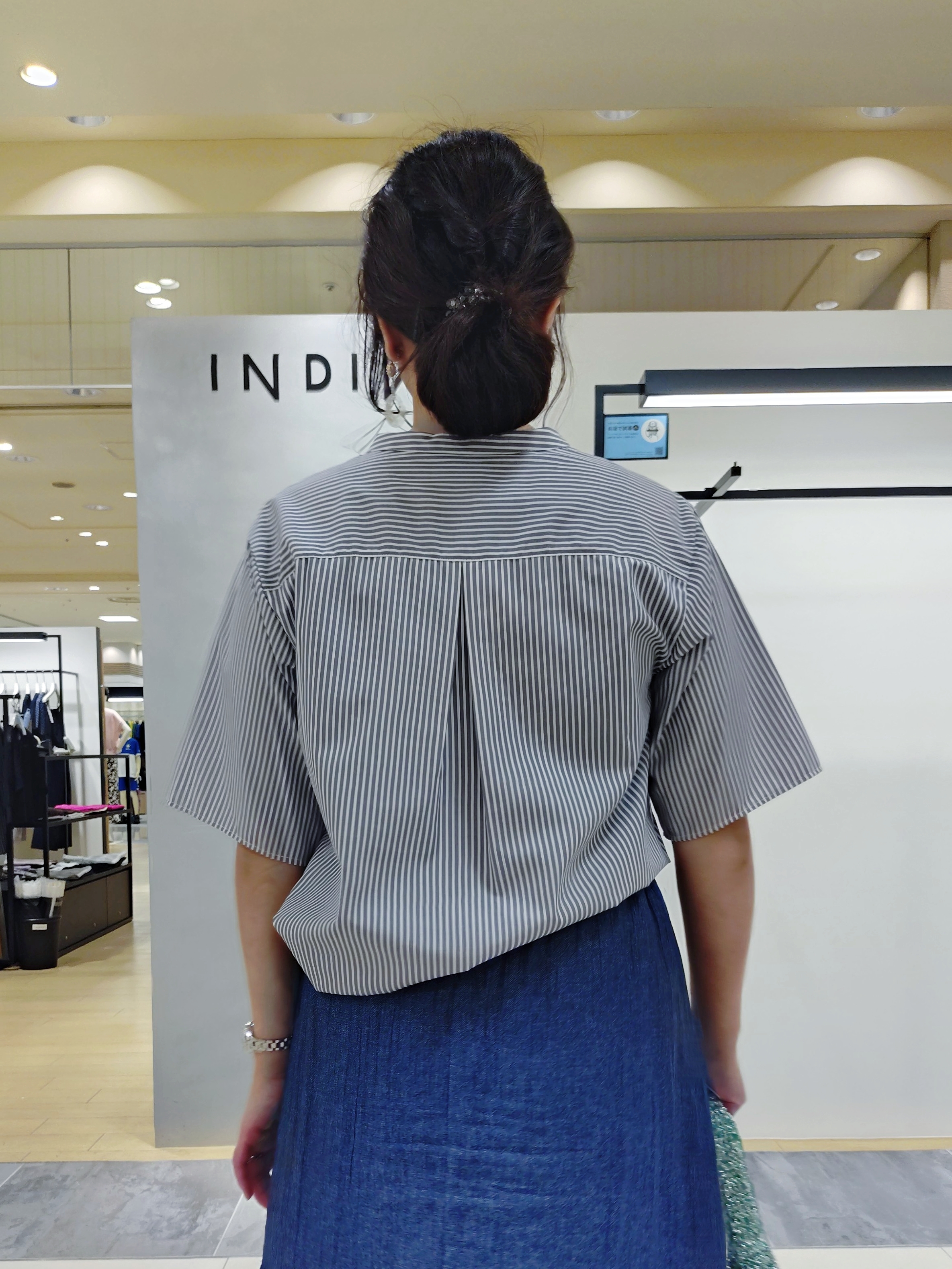 TOMOMIさんの「INDIVI｜【洗える／きれいめ】デニム風シアーティアードスカート」を使ったコーディネート