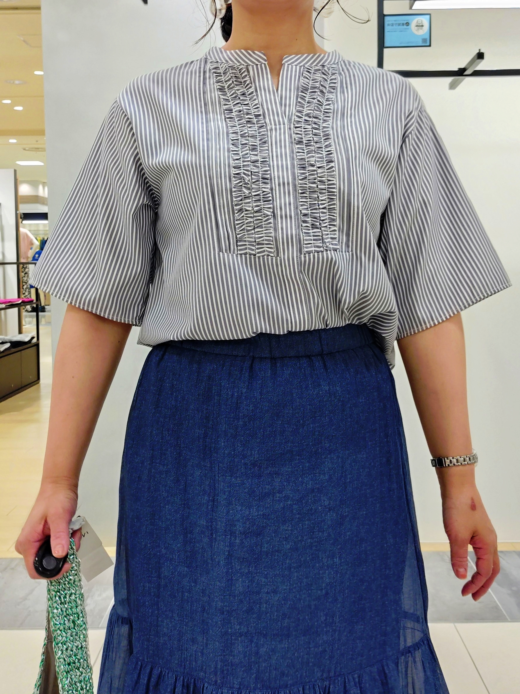 TOMOMIさんの「INDIVI｜【洗える／きれいめ】デニム風シアーティアードスカート」を使ったコーディネート