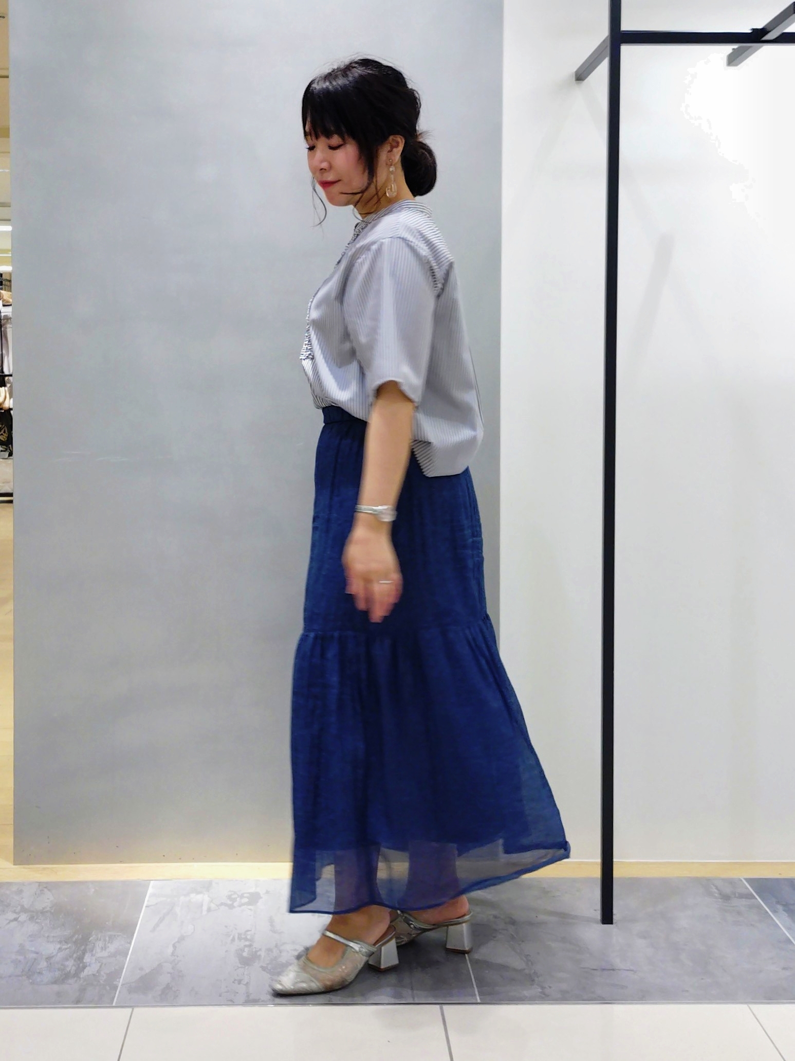 TOMOMIさんの「INDIVI｜【洗える／きれいめ】デニム風シアーティアードスカート」を使ったコーディネート