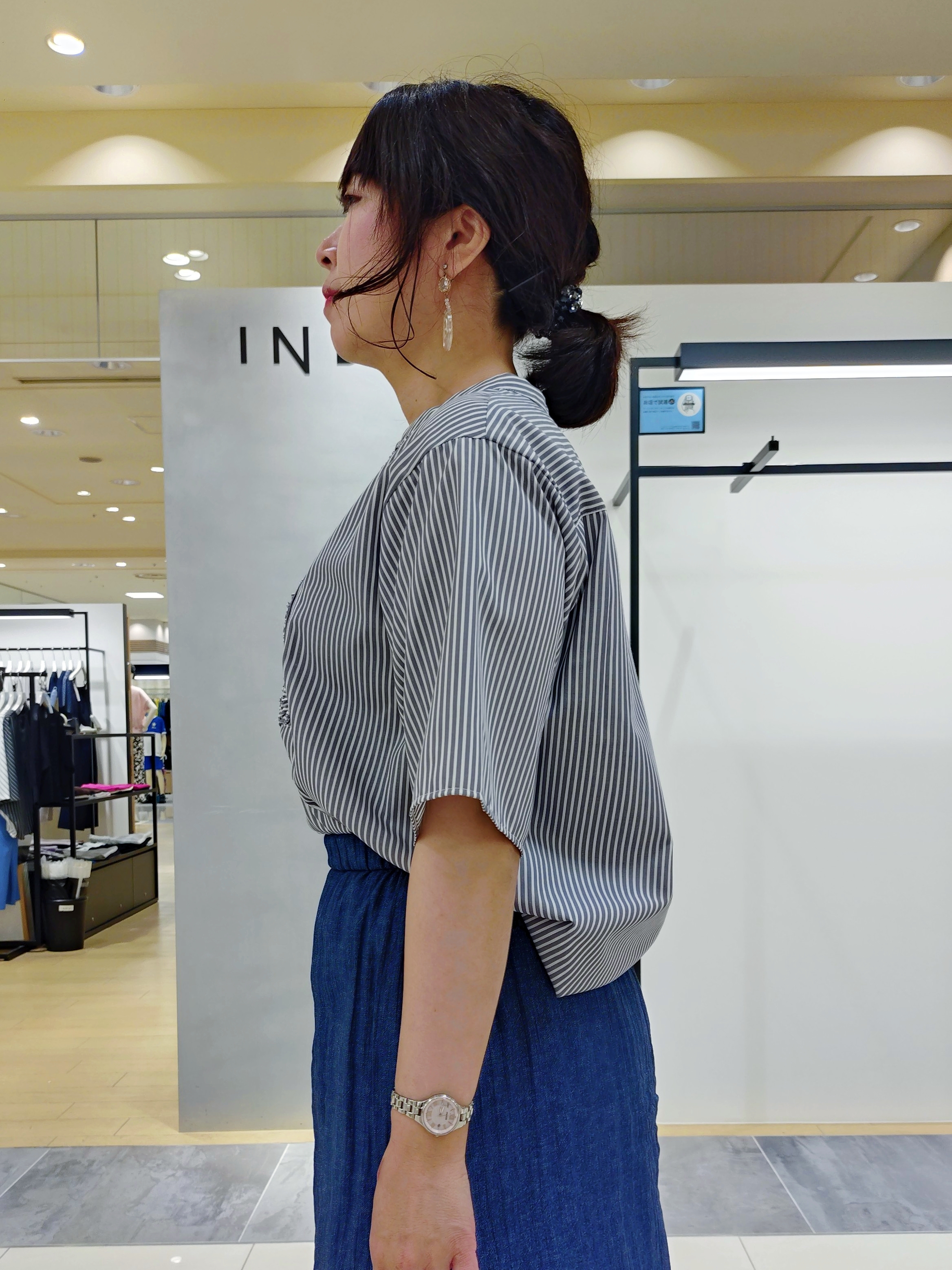 TOMOMIさんの「INDIVI｜【洗える／きれいめ】デニム風シアーティアードスカート」を使ったコーディネート