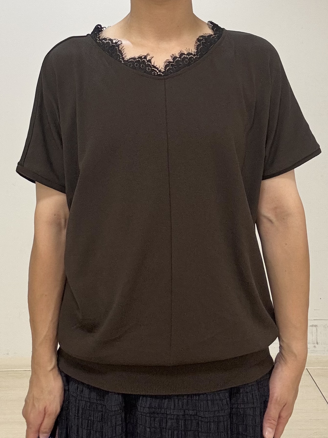 koyaさんの「Reflect｜【二の腕カバー／手洗い可】ネックレース フレンチスリーブニット」を使ったコーディネート