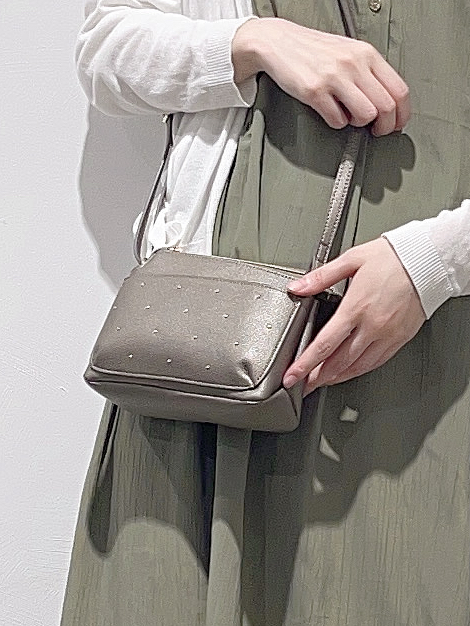 HITOMIさんの「grove｜【低身長さんも選べる着丈・洗濯機◎】テントラインワンピース」を使ったコーディネート
