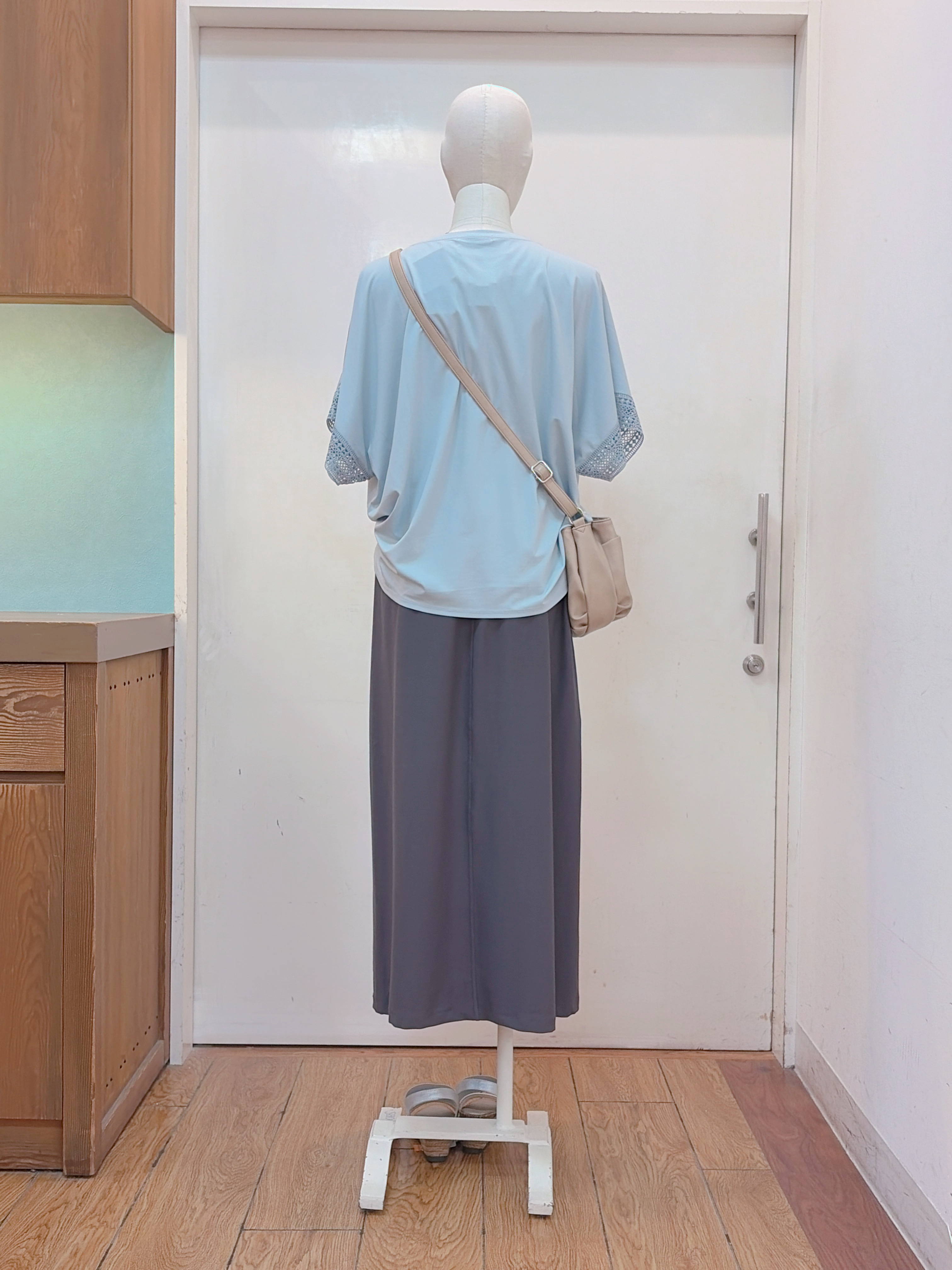 蒼さんの「SHOO･LA･RUE｜【UV/洗濯機可/体型カバー】ヒップ周りが隠せる お袖レースTシャツ」を使ったコーディネート