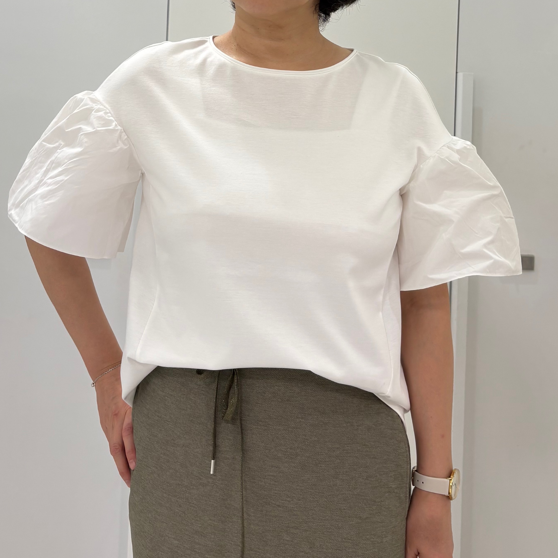 hIさんの「COUP DE CHANCE｜【手洗い可／日本製】フレアスリーブプルオーバー」を使ったコーディネート