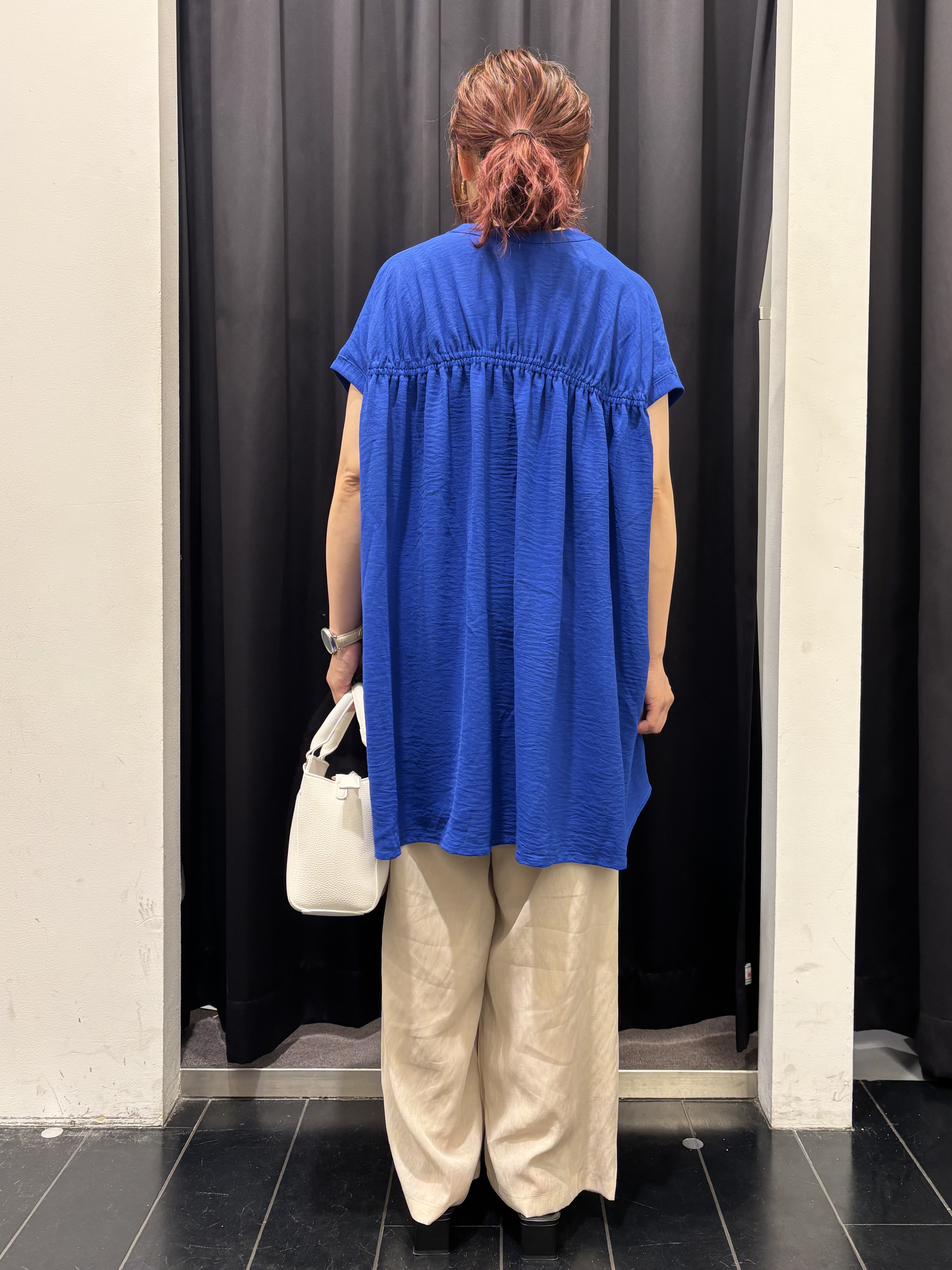 mameさんの「THE SHOP TK｜【体型カバー/防しわ/UV】さらさらシャーリングブラウス」を使ったコーディネート