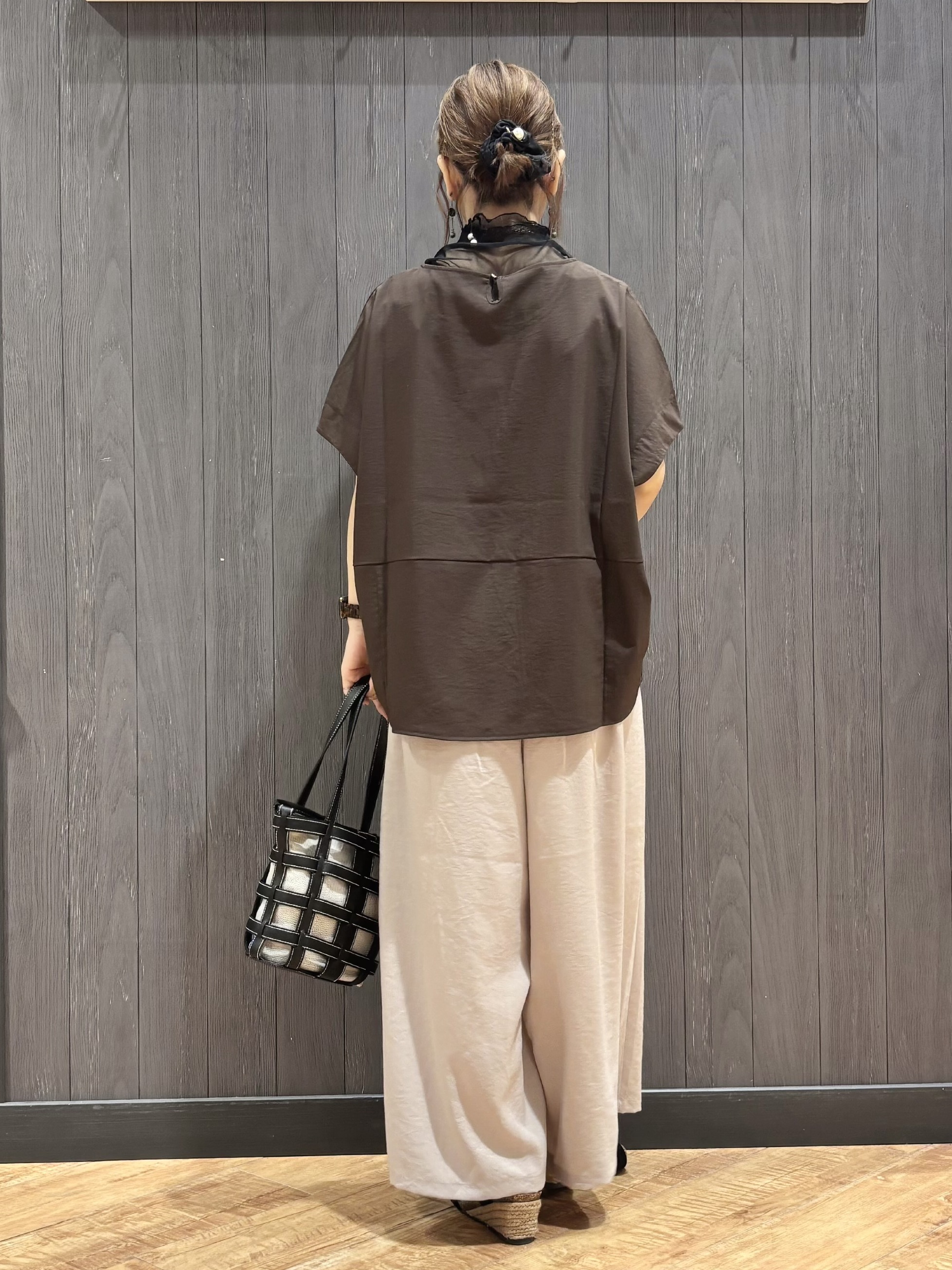 meiさんの「SHOO･LA･RUE｜【洗濯機可/セットアップ可】軽凛(かろりん) シンプル上品 切替コクーントップス」を使ったコーディネート