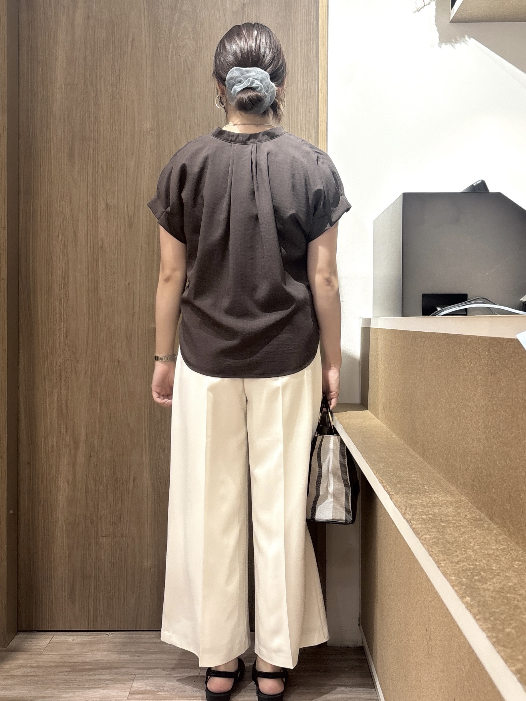 このかさんの「index｜【接触冷感／吸水速乾】タックスキッパーブラウス《防シワ／イージーアイロン／洗濯機OK／9col》」を使ったコーディネート