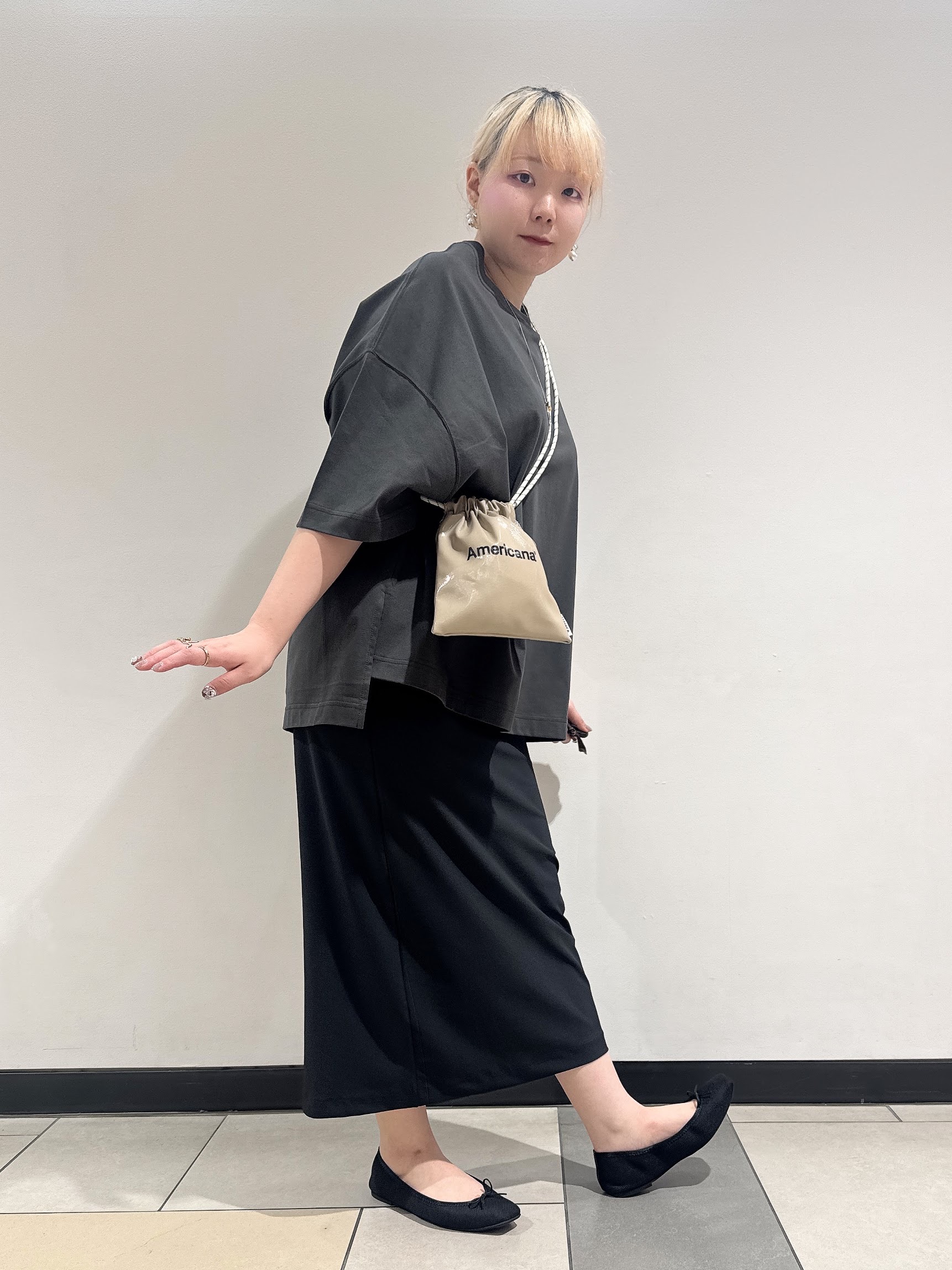 なかもとあきさんの「DRESSTERIOR｜◆COGTHEBIGSMOKE（コグ ザ ビッグスモーク）【別注】DELTA Tシャツ」を使ったコーディネート