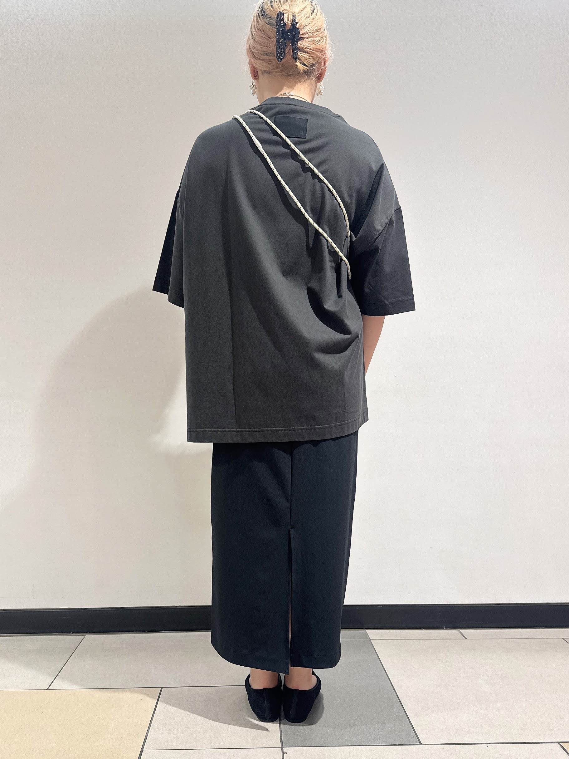 なかもとあきさんの「DRESSTERIOR｜◆COGTHEBIGSMOKE（コグ ザ ビッグスモーク）【別注】DELTA Tシャツ」を使ったコーディネート