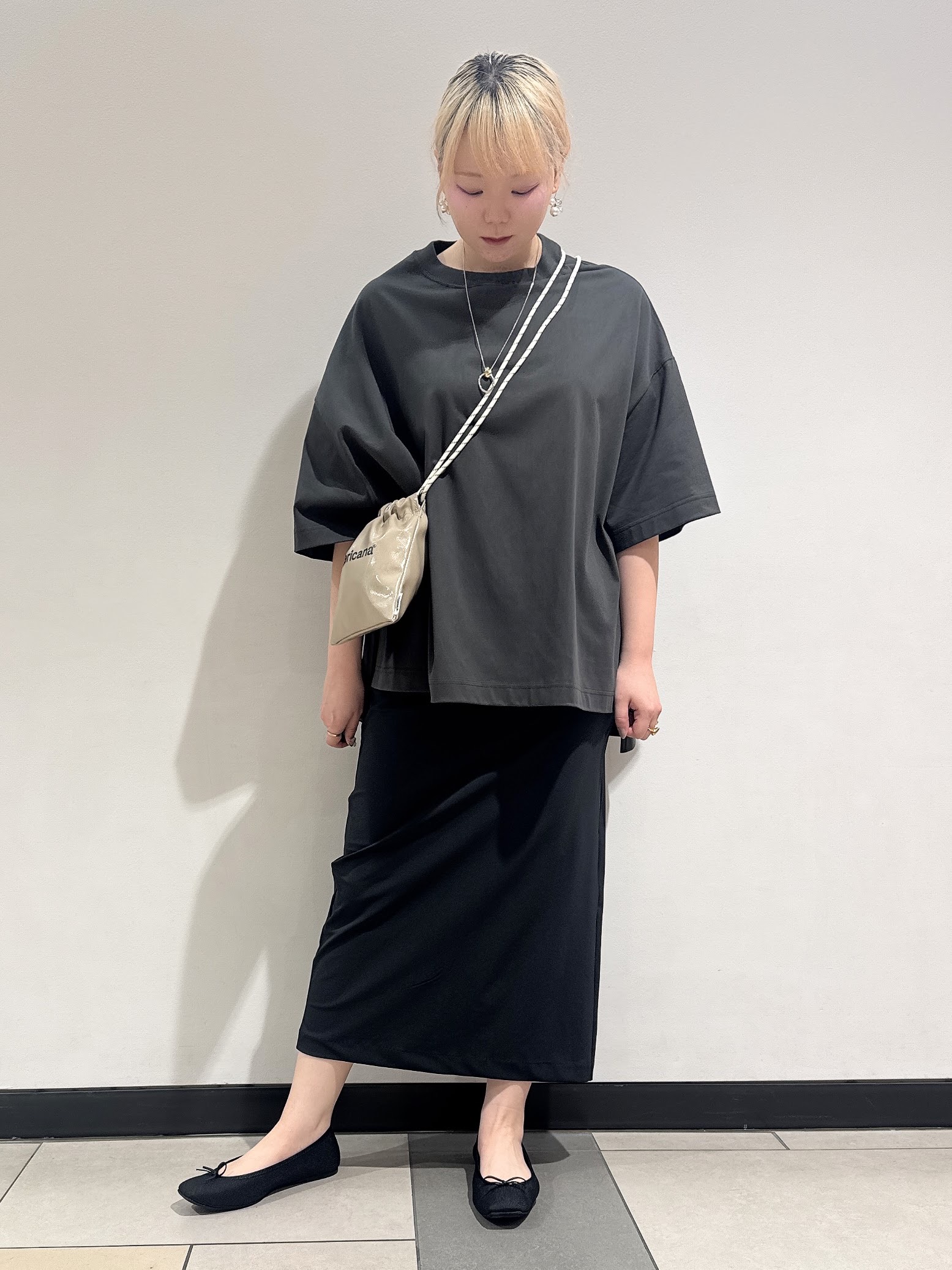 なかもとあきさんの「DRESSTERIOR｜◆COGTHEBIGSMOKE（コグ ザ ビッグスモーク）【別注】DELTA Tシャツ」を使ったコーディネート