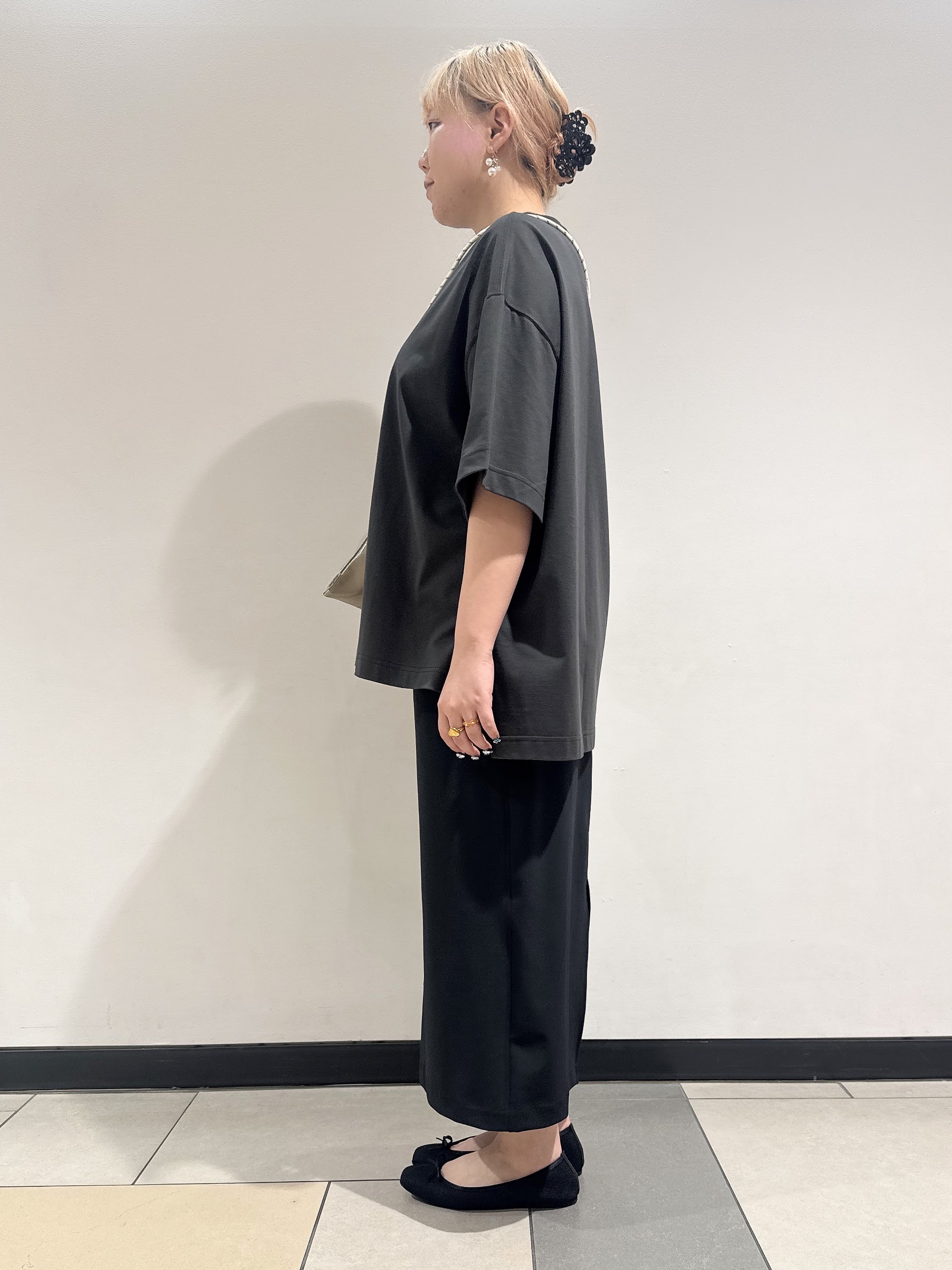 なかもとあきさんの「DRESSTERIOR｜◆COGTHEBIGSMOKE（コグ ザ ビッグスモーク）【別注】DELTA Tシャツ」を使ったコーディネート