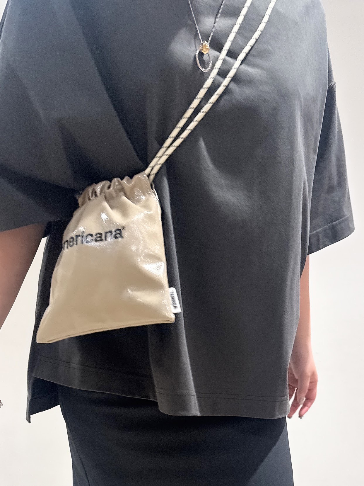 なかもとあきさんの「DRESSTERIOR｜◆COGTHEBIGSMOKE（コグ ザ ビッグスモーク）【別注】DELTA Tシャツ」を使ったコーディネート