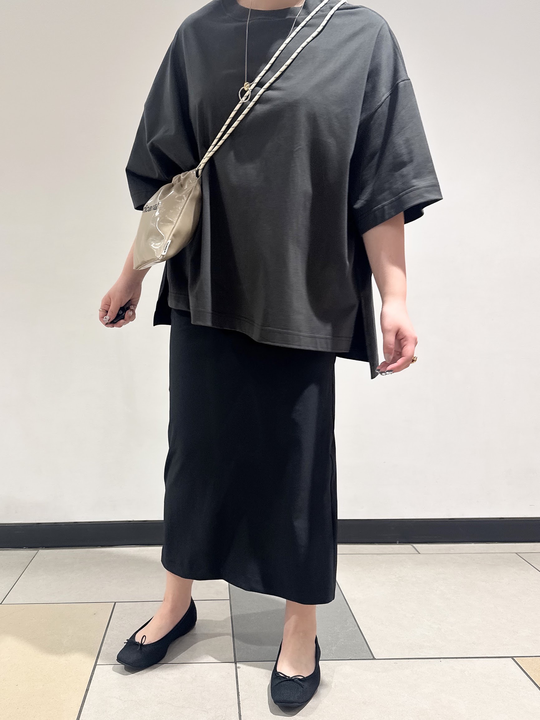 なかもとあきさんの「DRESSTERIOR｜◆COGTHEBIGSMOKE（コグ ザ ビッグスモーク）【別注】DELTA Tシャツ」を使ったコーディネート
