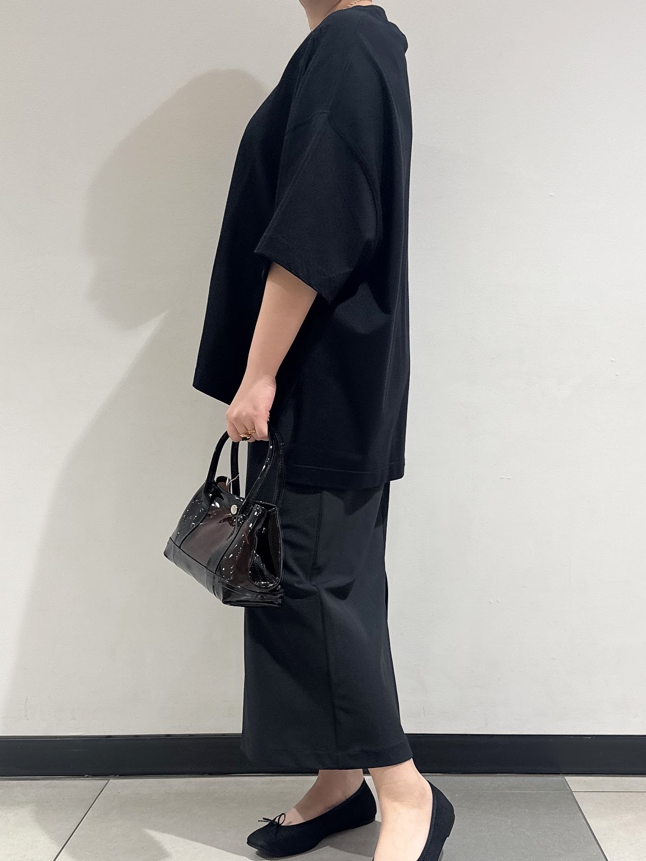 なかもとあきさんの「DRESSTERIOR｜◆COGTHEBIGSMOKE（コグ ザ ビッグスモーク）【別注】DELTA Tシャツ」を使ったコーディネート